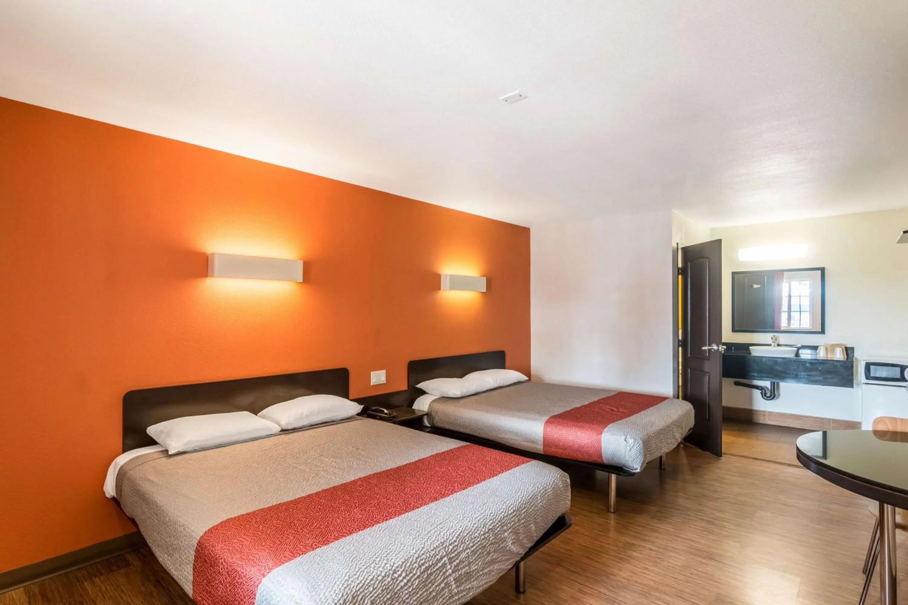 Photo of the whole room, Bed in Motel 6 Bell Gardens, CA - Los Angeles