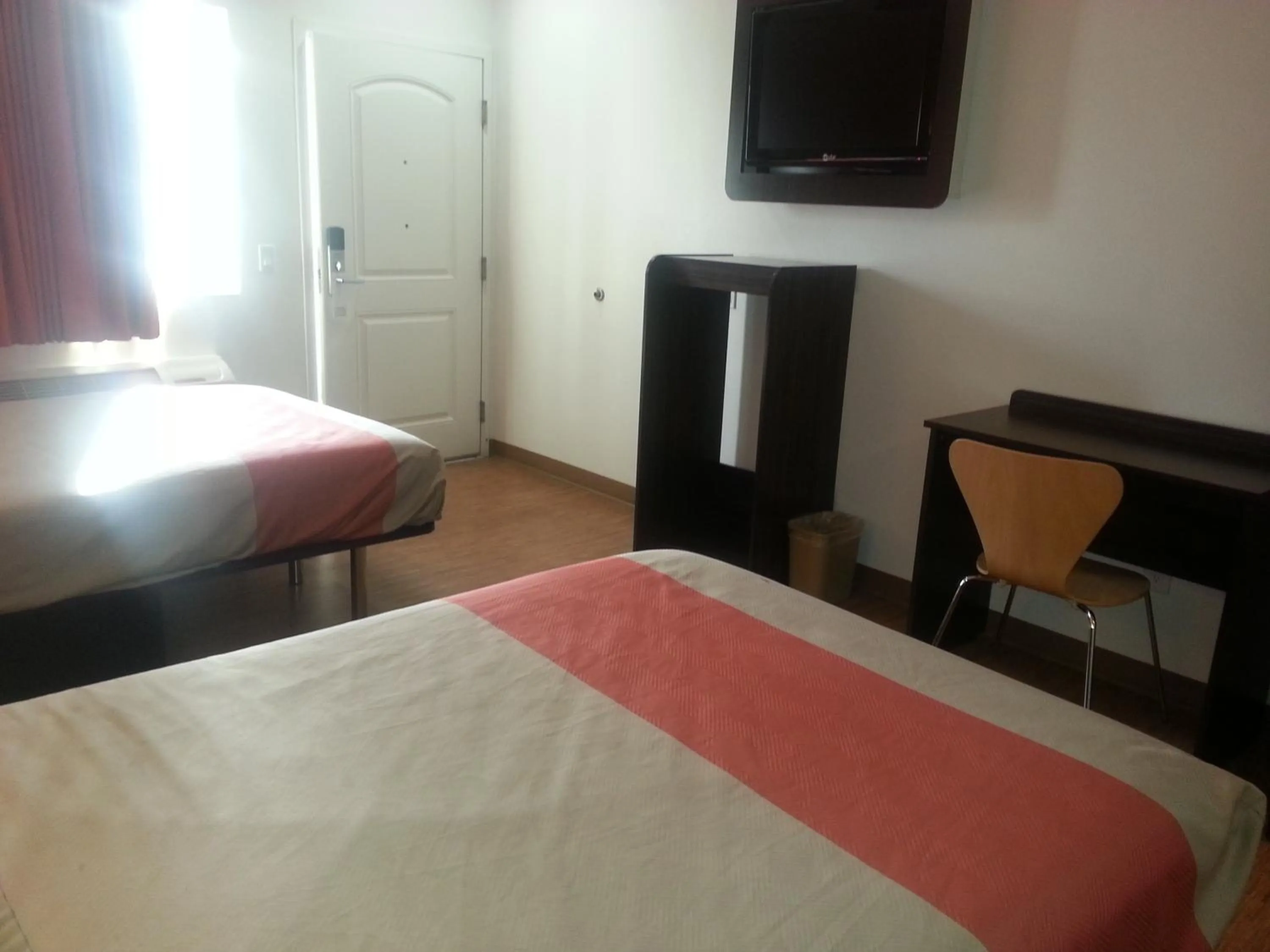 Photo of the whole room, Bed in Motel 6 Bell Gardens, CA - Los Angeles