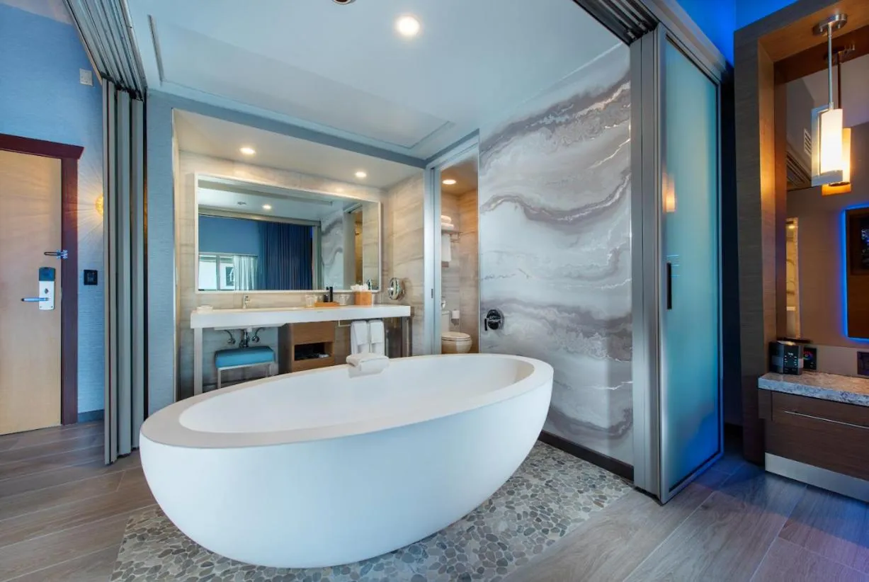 Bath in Shade Hotel Manhattan Beach