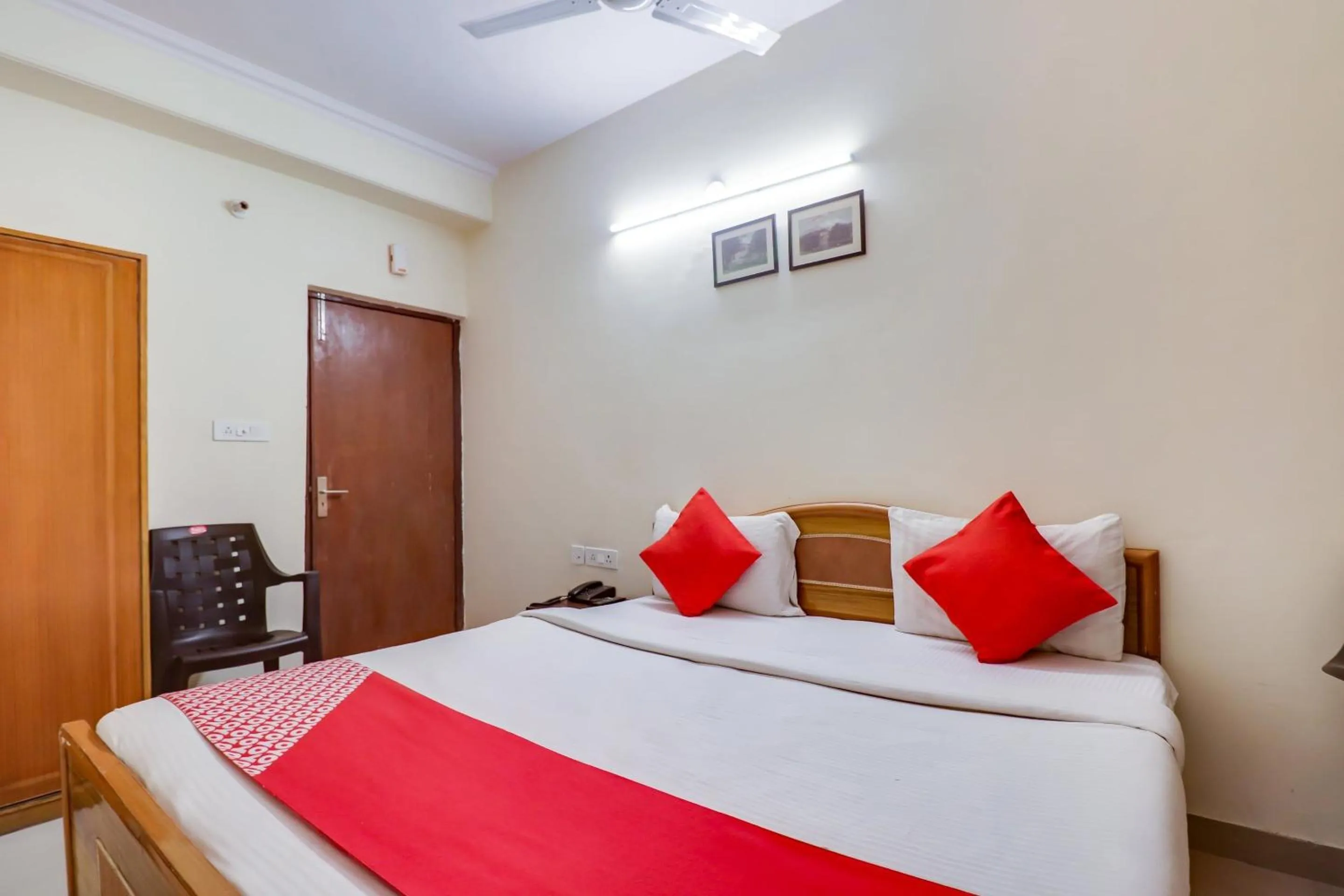 Bedroom, Bed in Hotel O Red Rose Residency