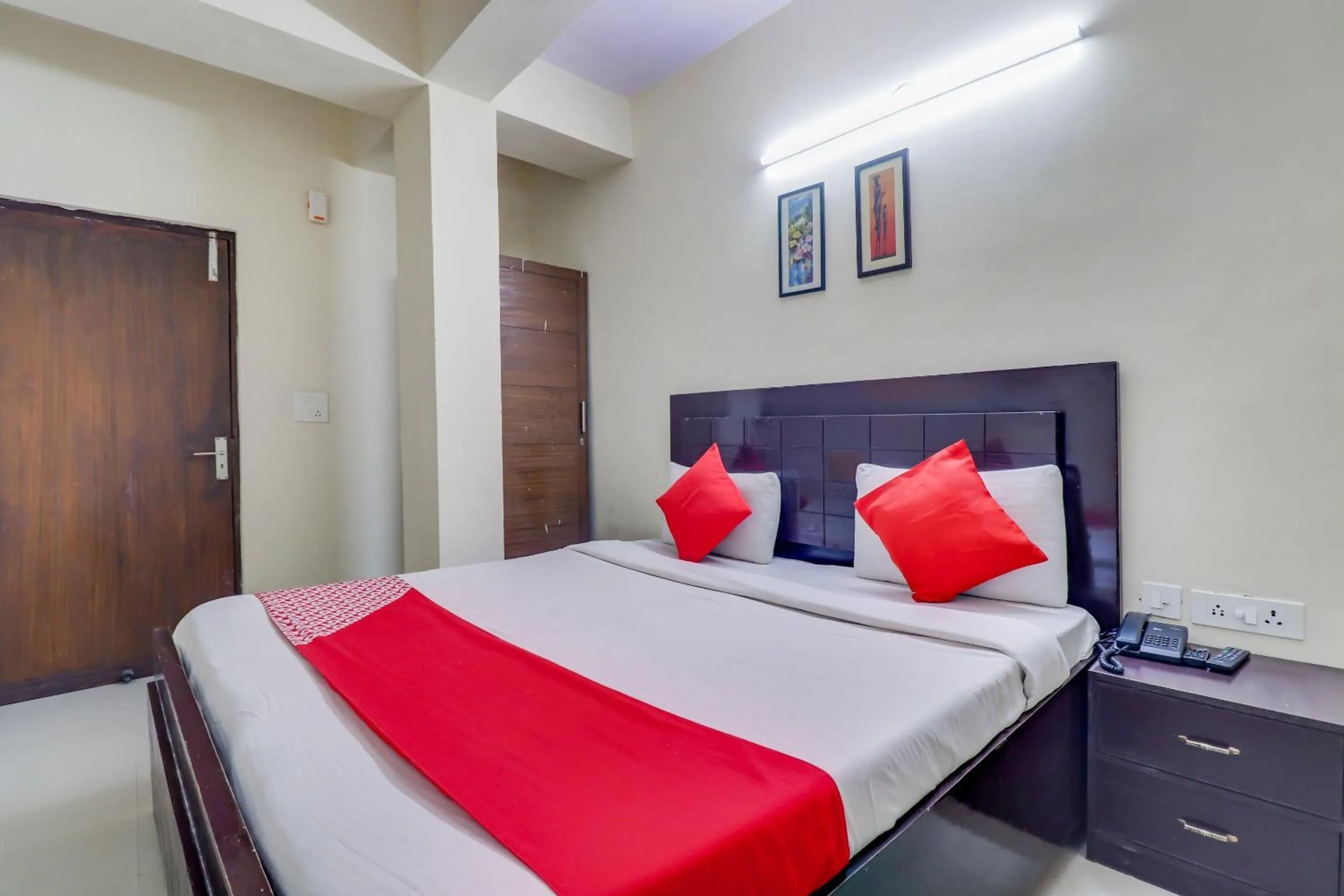 Bedroom, Bed in Hotel O Red Rose Residency