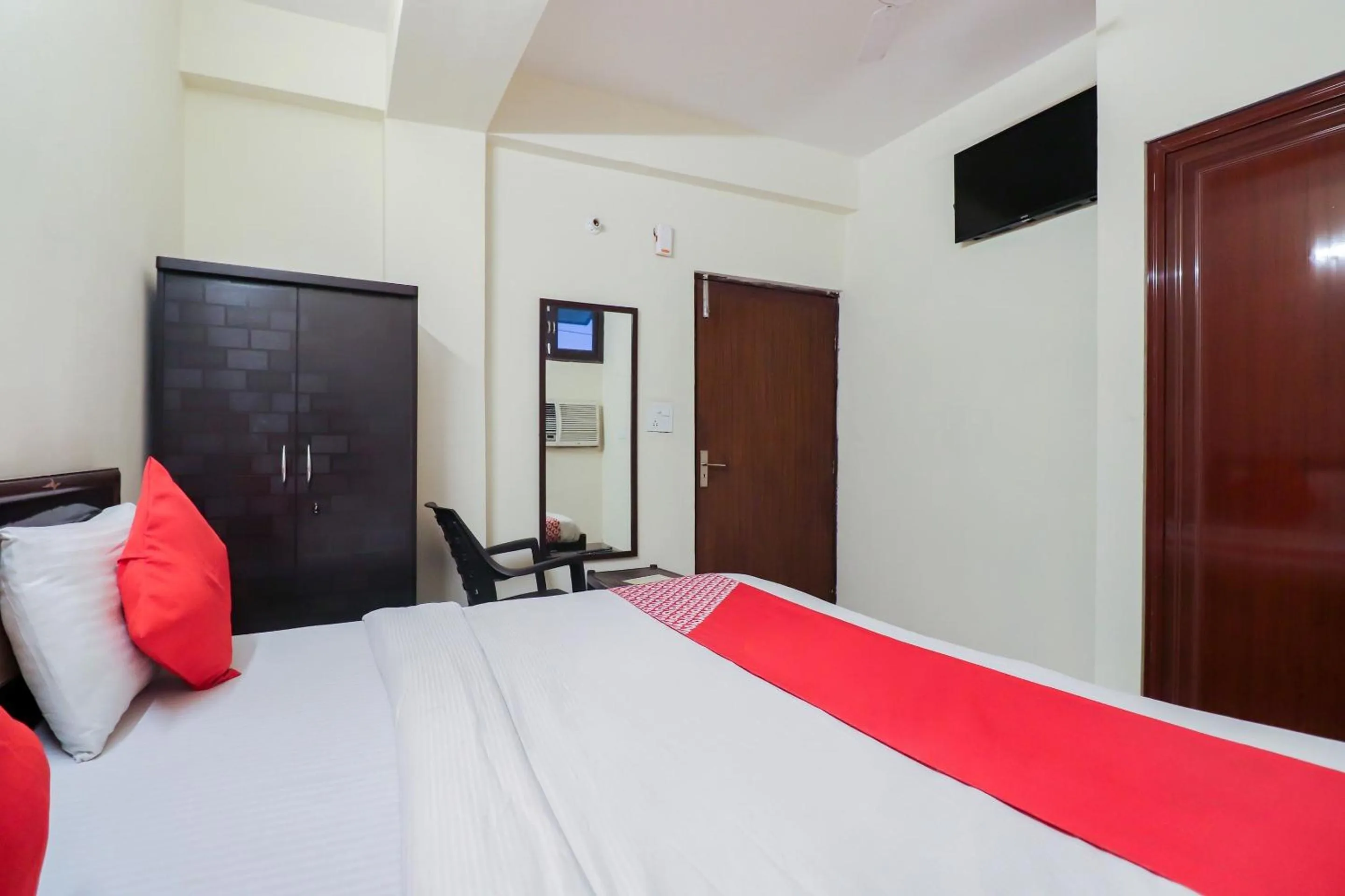 Lobby or reception, Bed in Hotel O Red Rose Residency