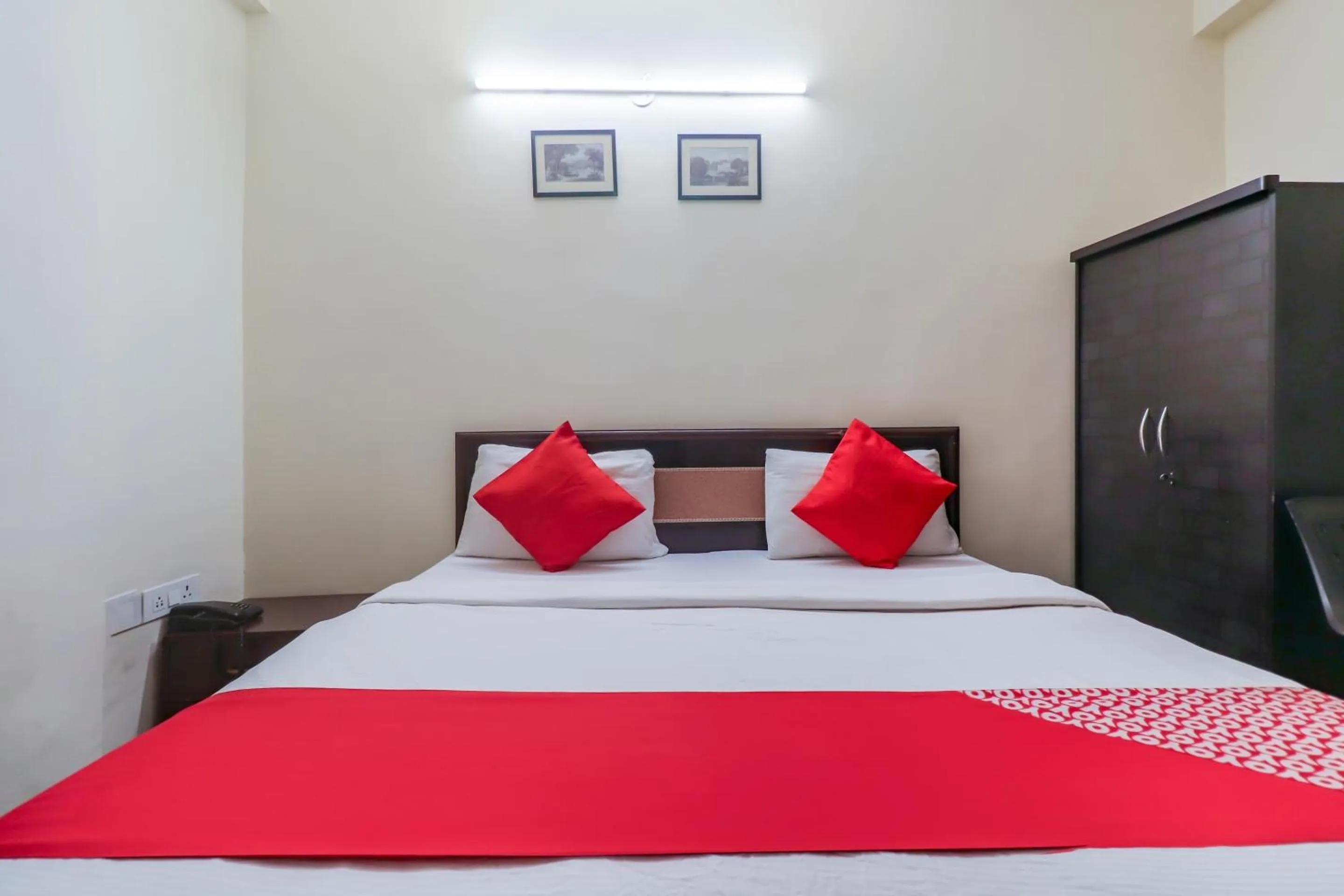 Bedroom, Bed in Hotel O Red Rose Residency