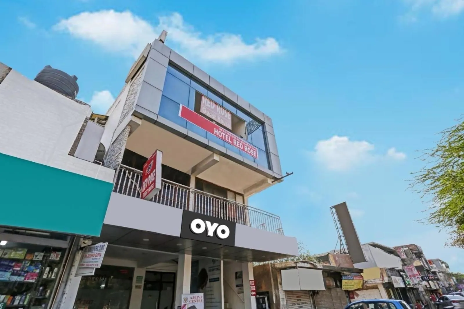 Facade/entrance in Hotel O Red Rose Residency