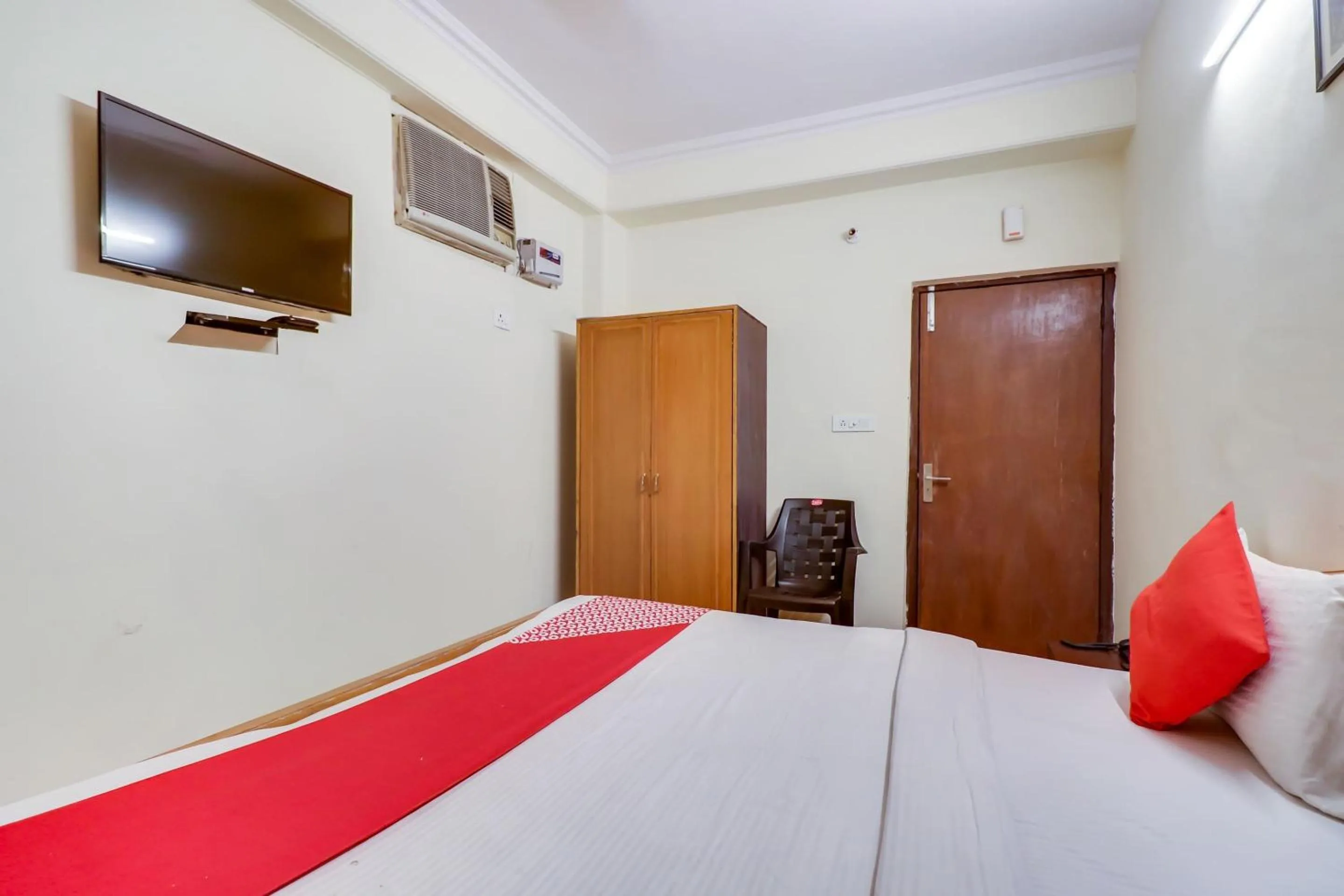 Bedroom, Bed in Hotel O Red Rose Residency