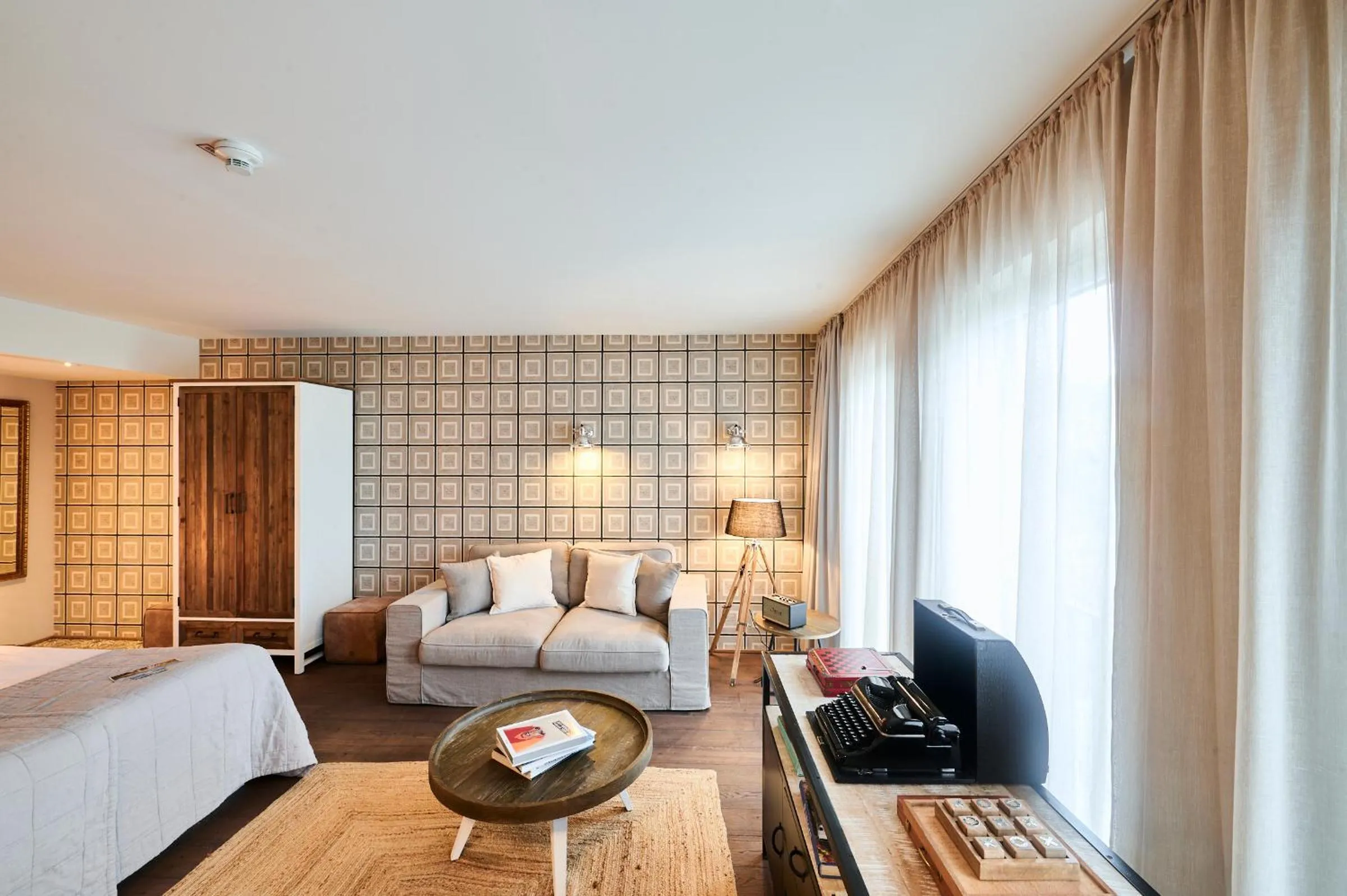 Seating area, Bed in PAPA RHEIN - Hotel & Spa