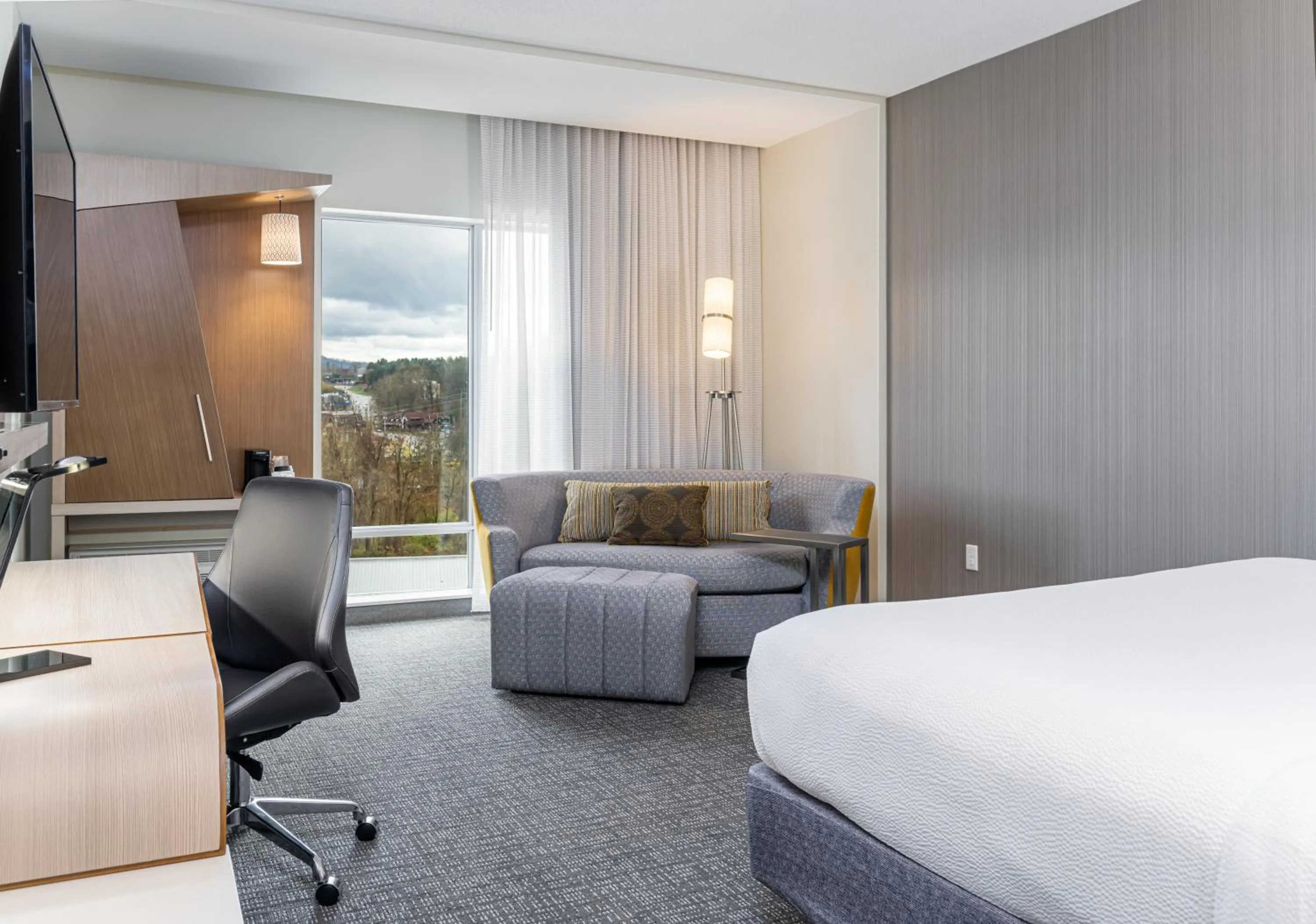 Bedroom, Bed in Courtyard Asheville Biltmore Village