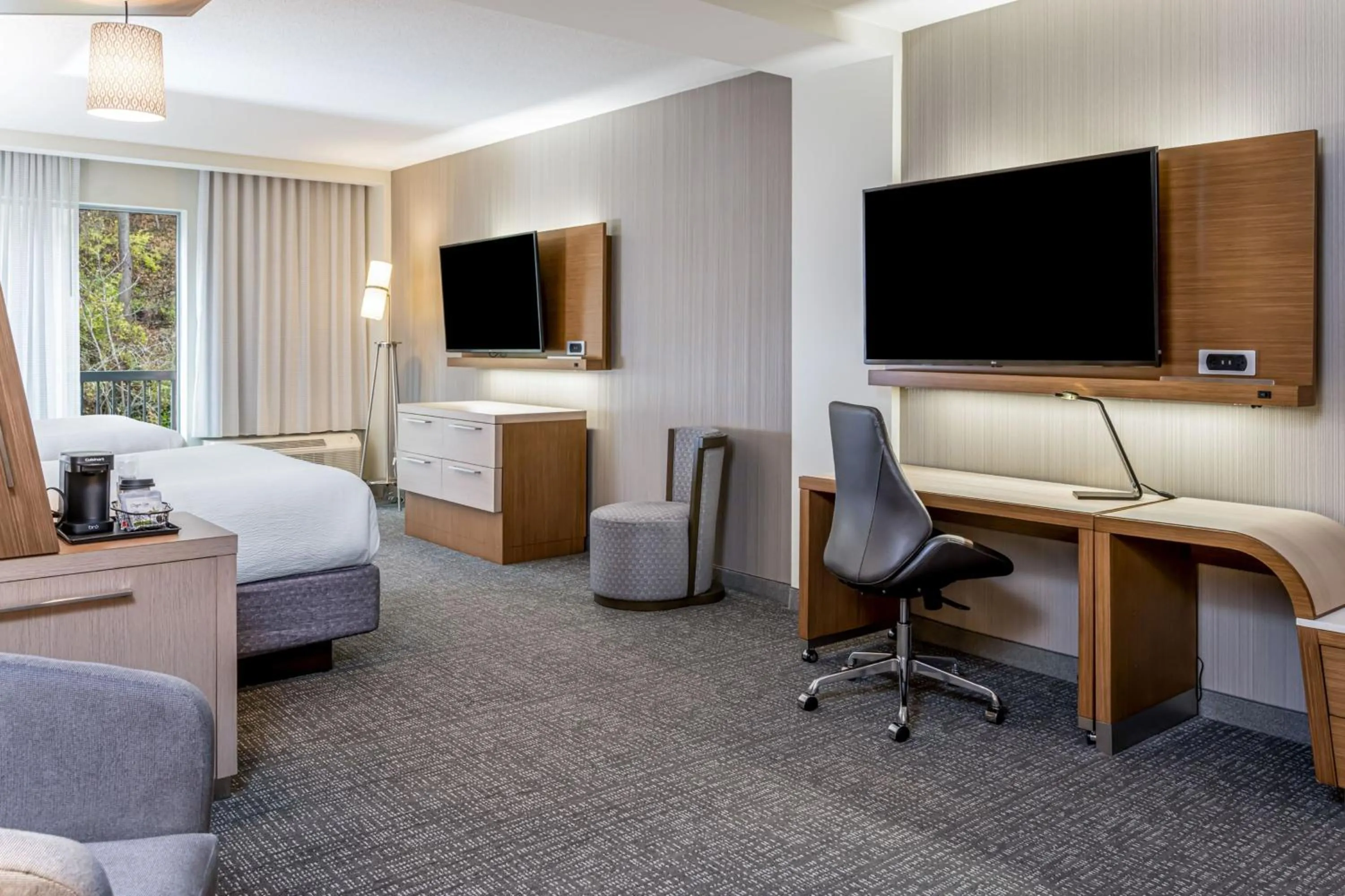 Bedroom, Bed in Courtyard Asheville Biltmore Village