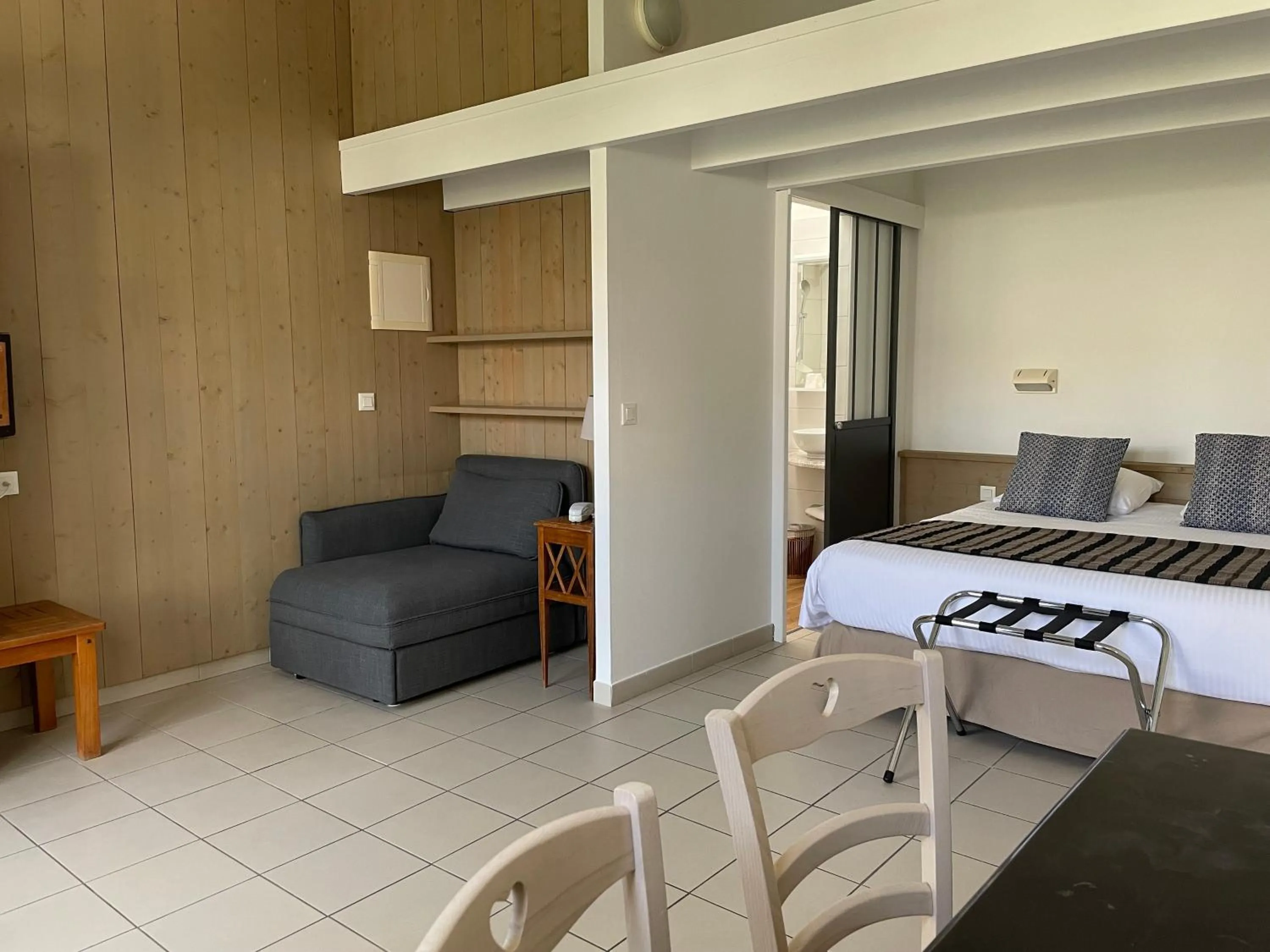 Bedroom, Bed in La Villa - Hôtel Bien Être