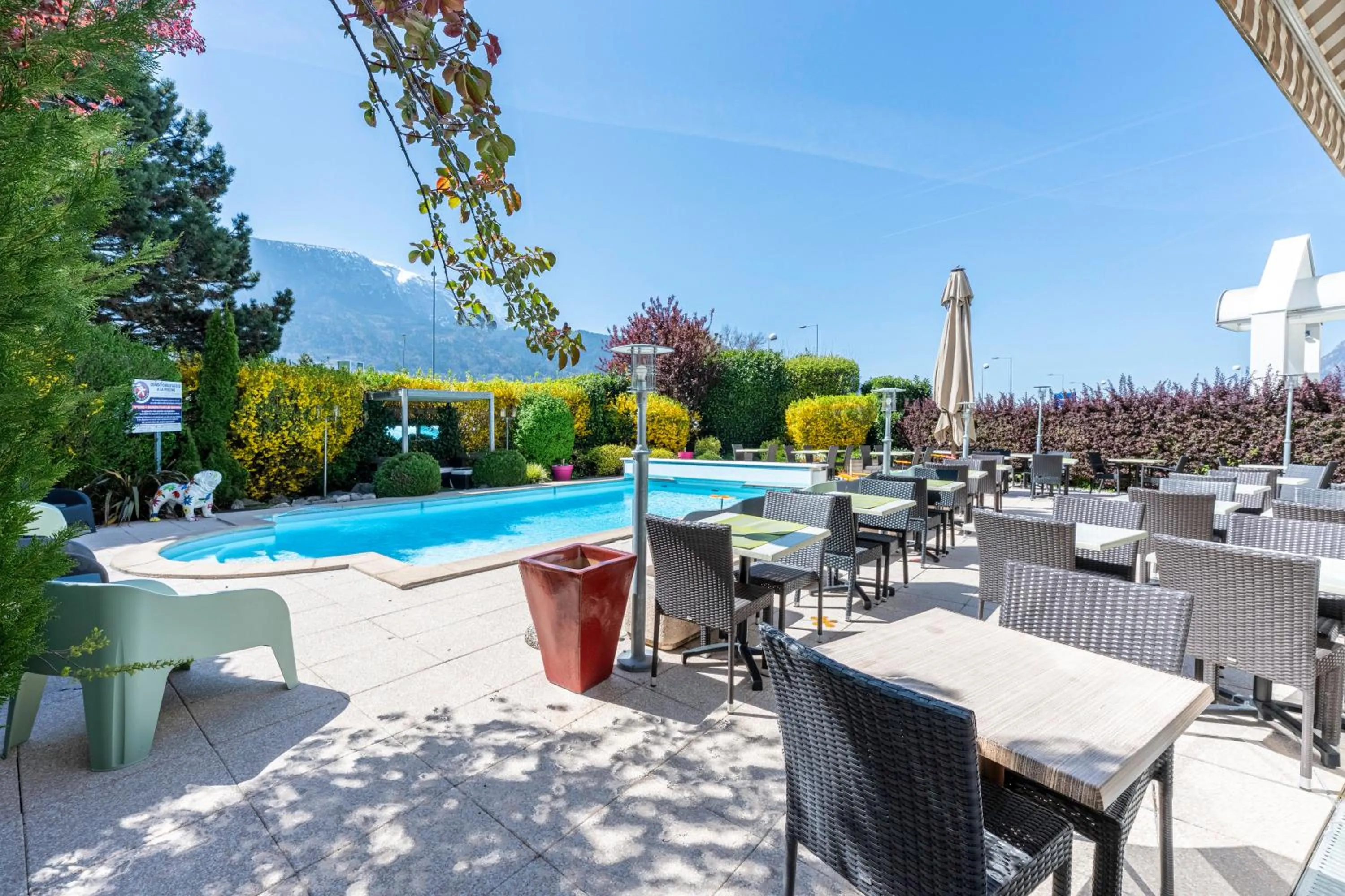 Patio in The Originals City, Hôtel du Faucigny, Cluses Ouest