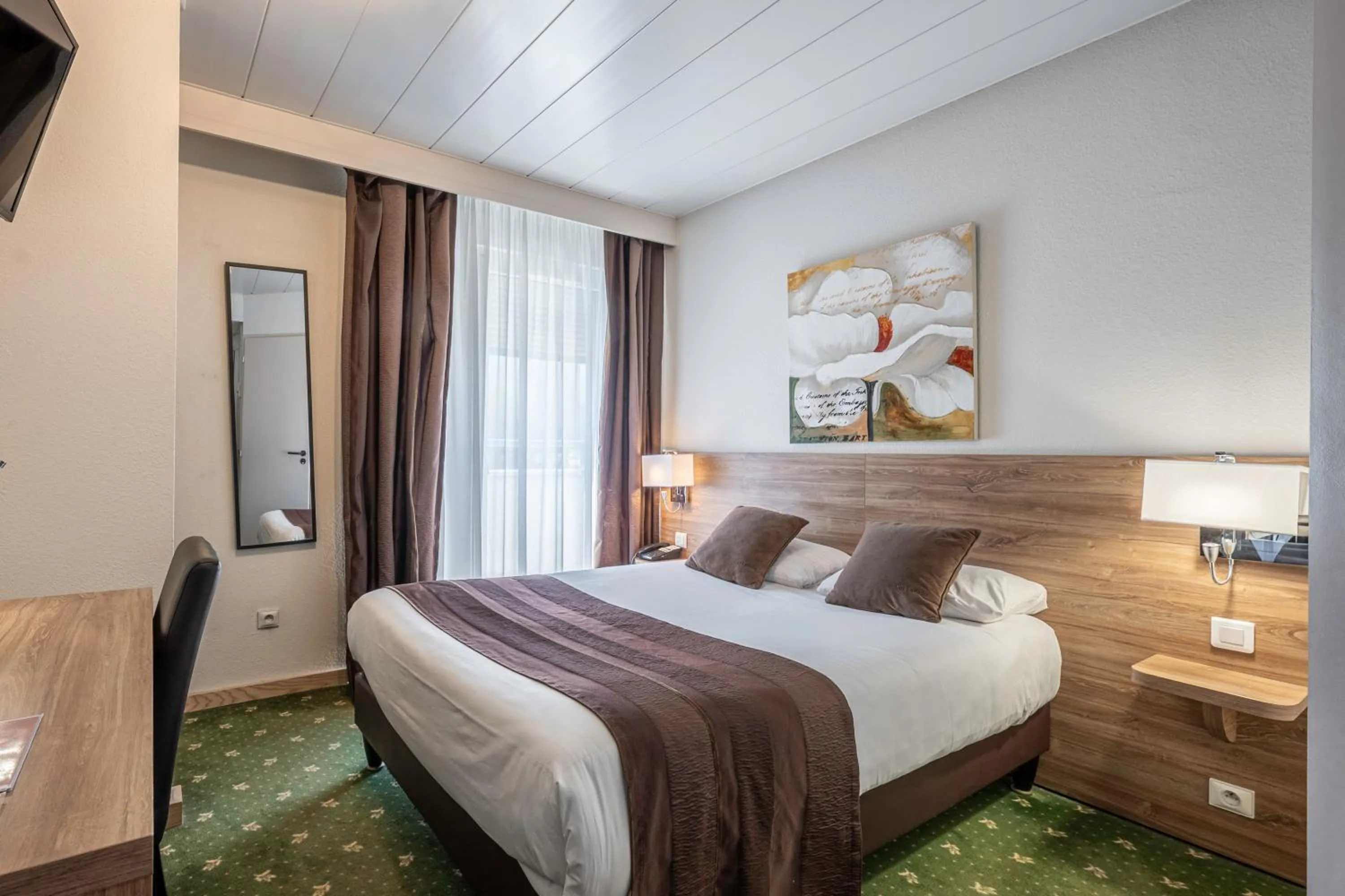 Property building, Bed in The Originals City, Hôtel du Faucigny, Cluses Ouest