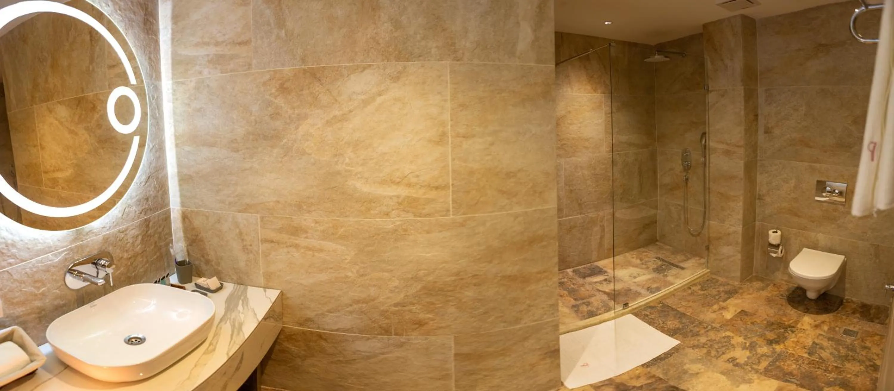 Bathroom in Parkway Inn Hotel & Spa