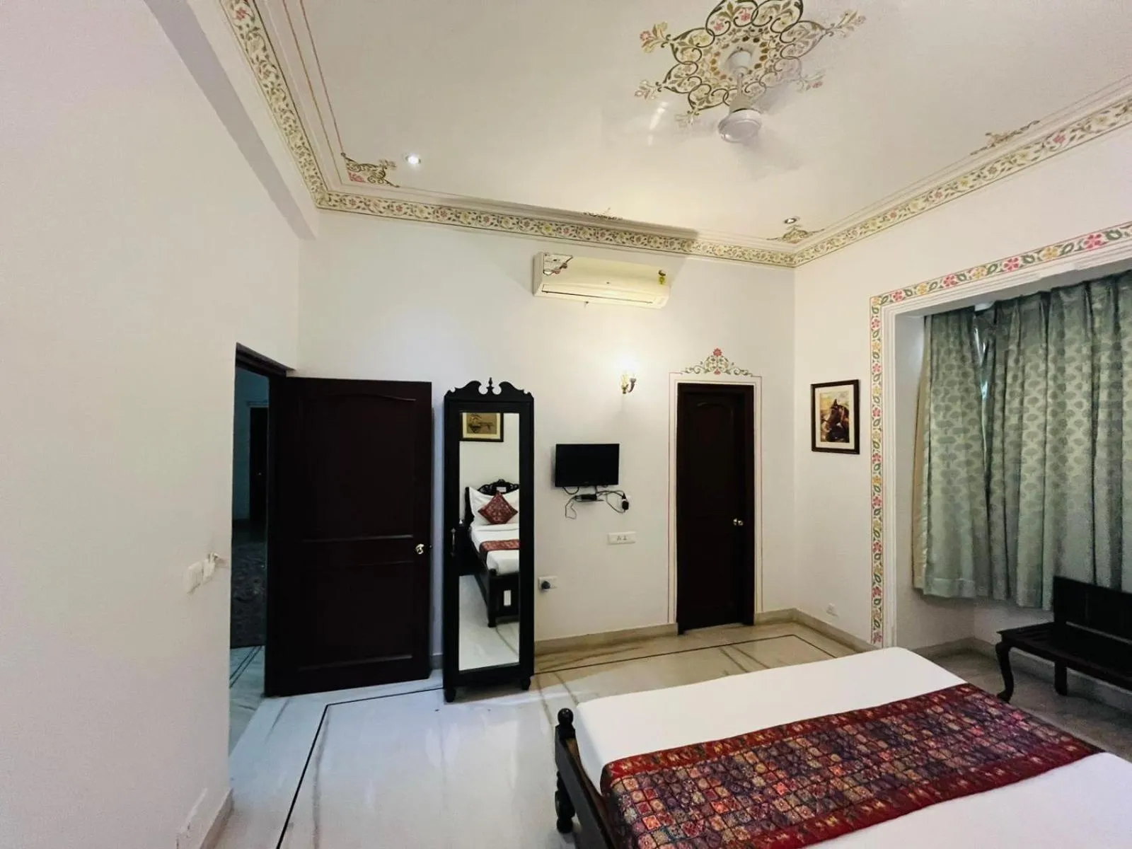 Bed in Hotel Boheda Palace - 1KM away from Lake Pichola