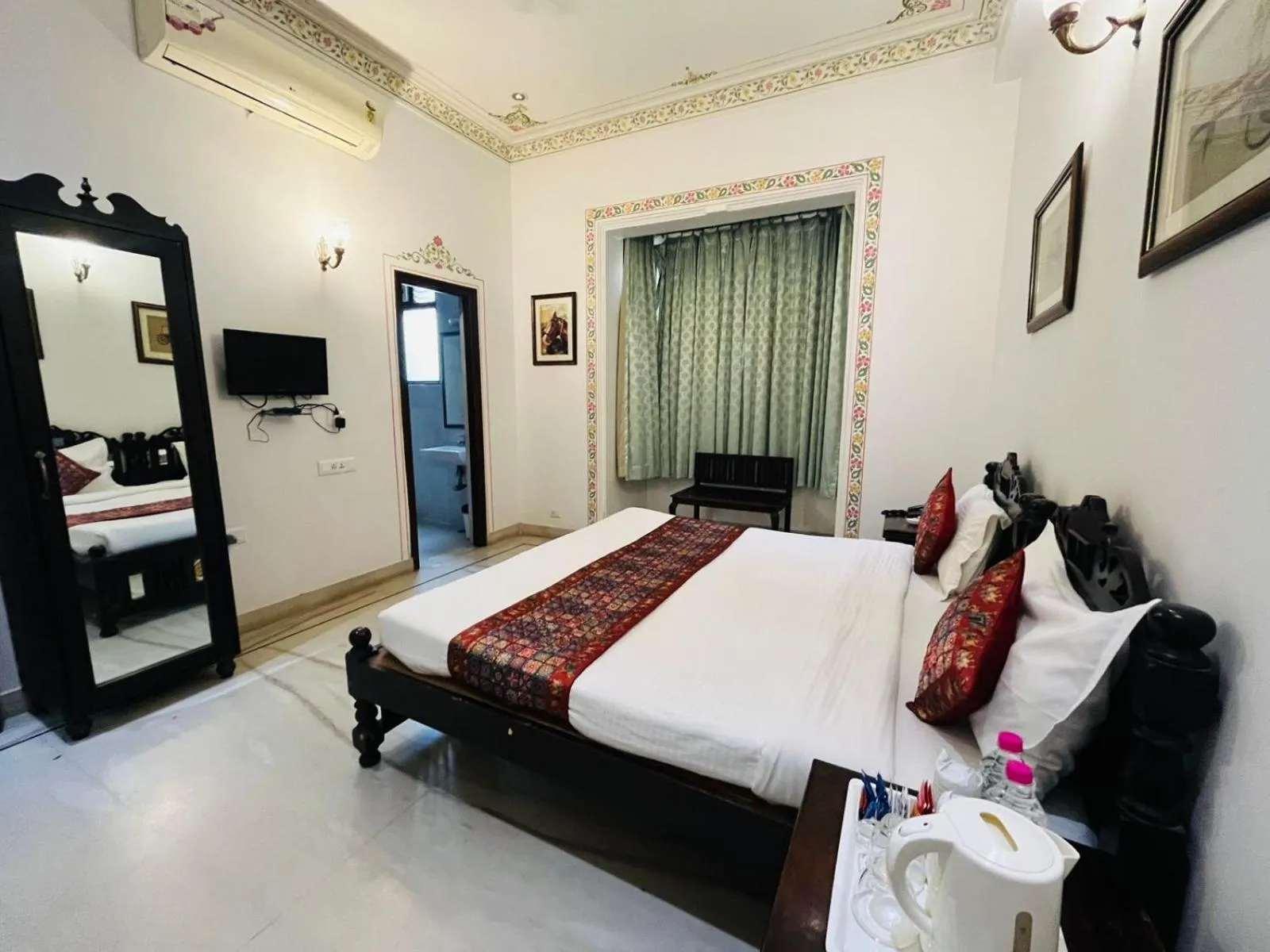 Bed in Hotel Boheda Palace - 1KM away from Lake Pichola