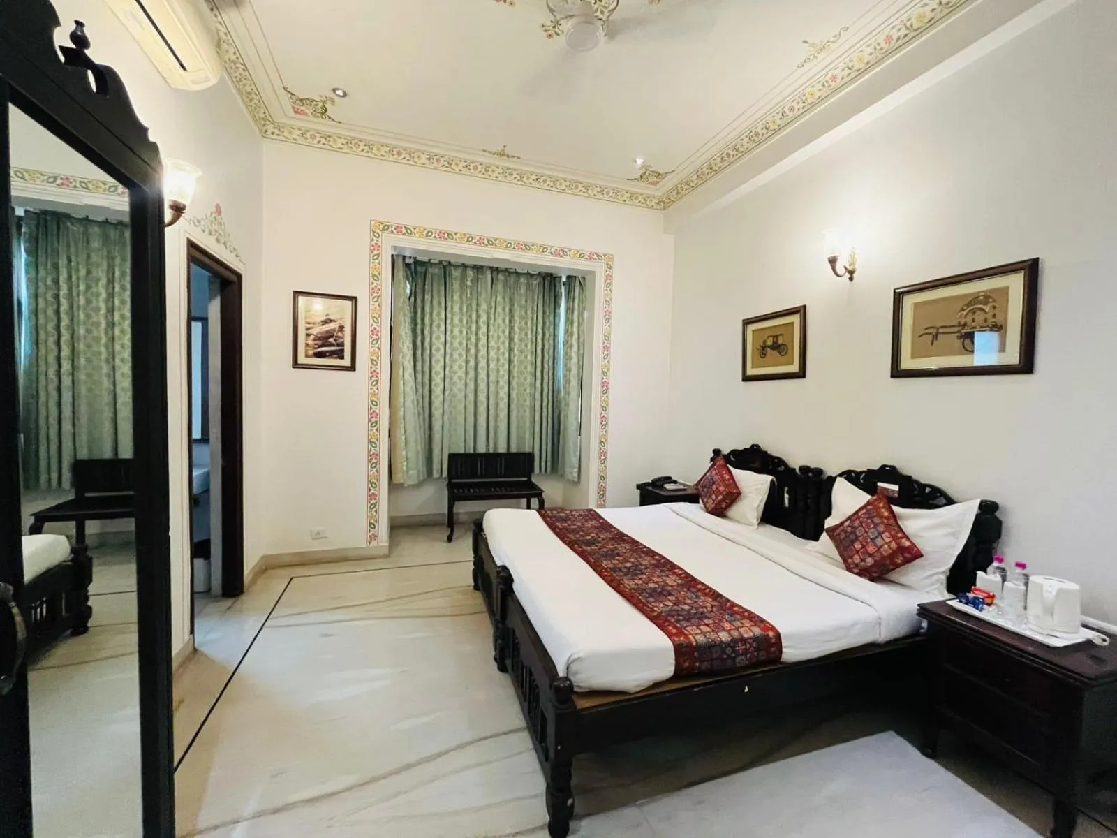 Bed in Hotel Boheda Palace - 1KM away from Lake Pichola