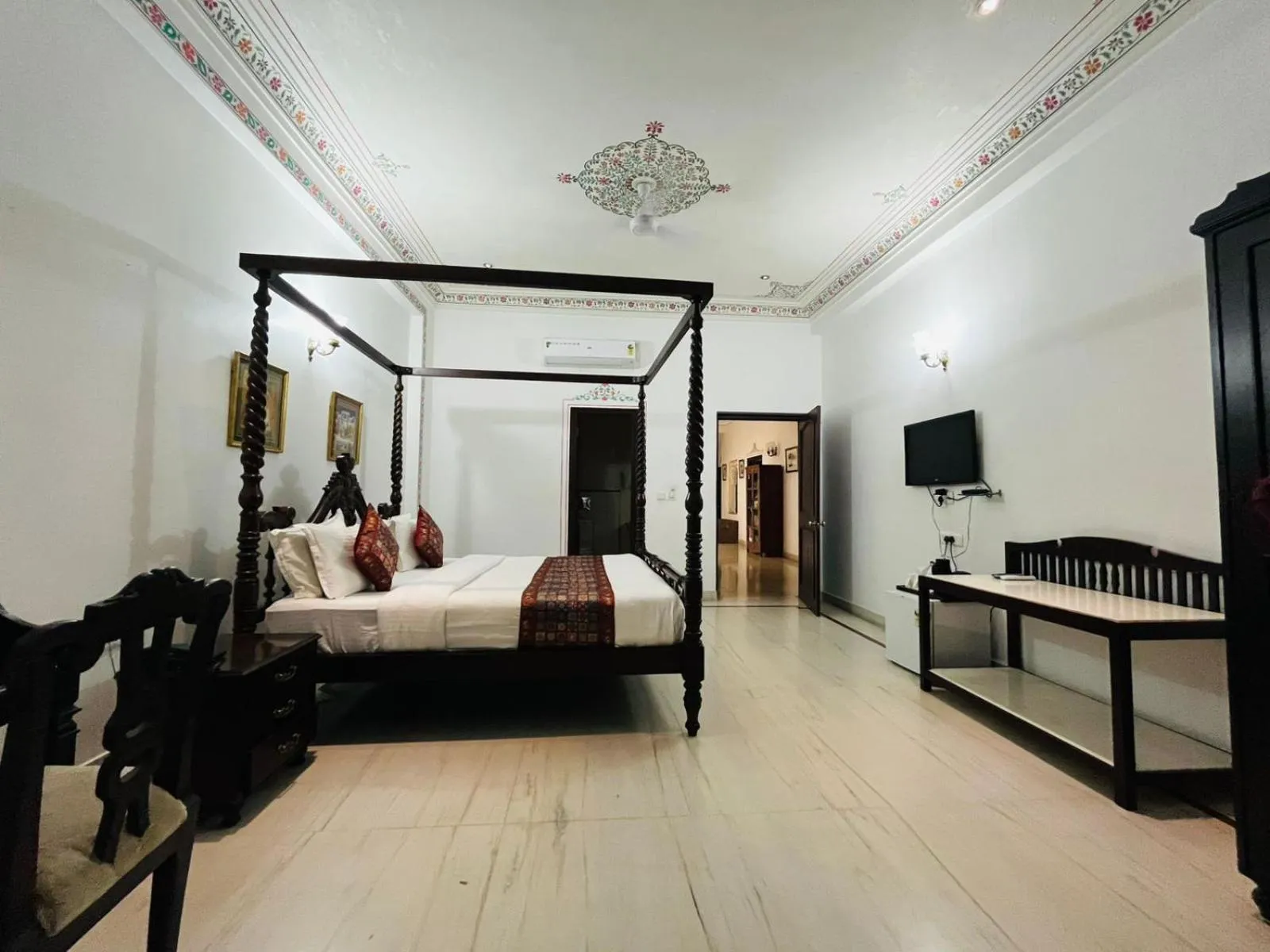Bed in Hotel Boheda Palace - 1KM away from Lake Pichola