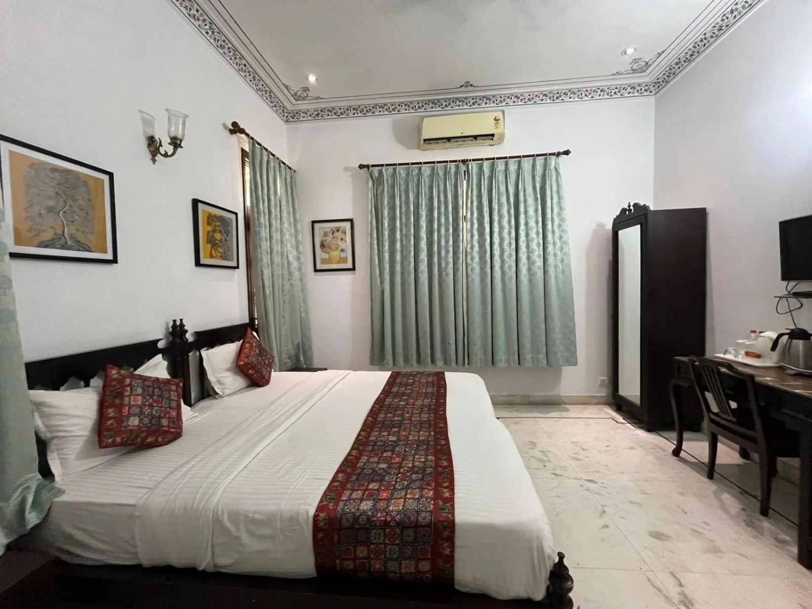 Bed in Hotel Boheda Palace - 1KM away from Lake Pichola