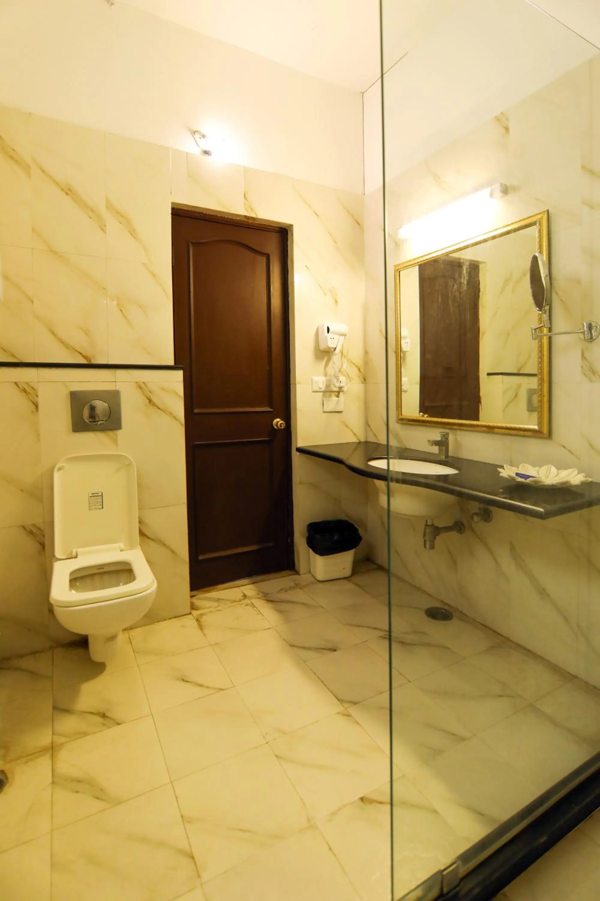 Bathroom in Hotel Boheda Palace - 1KM away from Lake Pichola