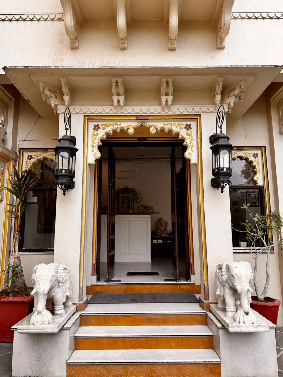 Facade/entrance in Hotel Boheda Palace - 1KM away from Lake Pichola