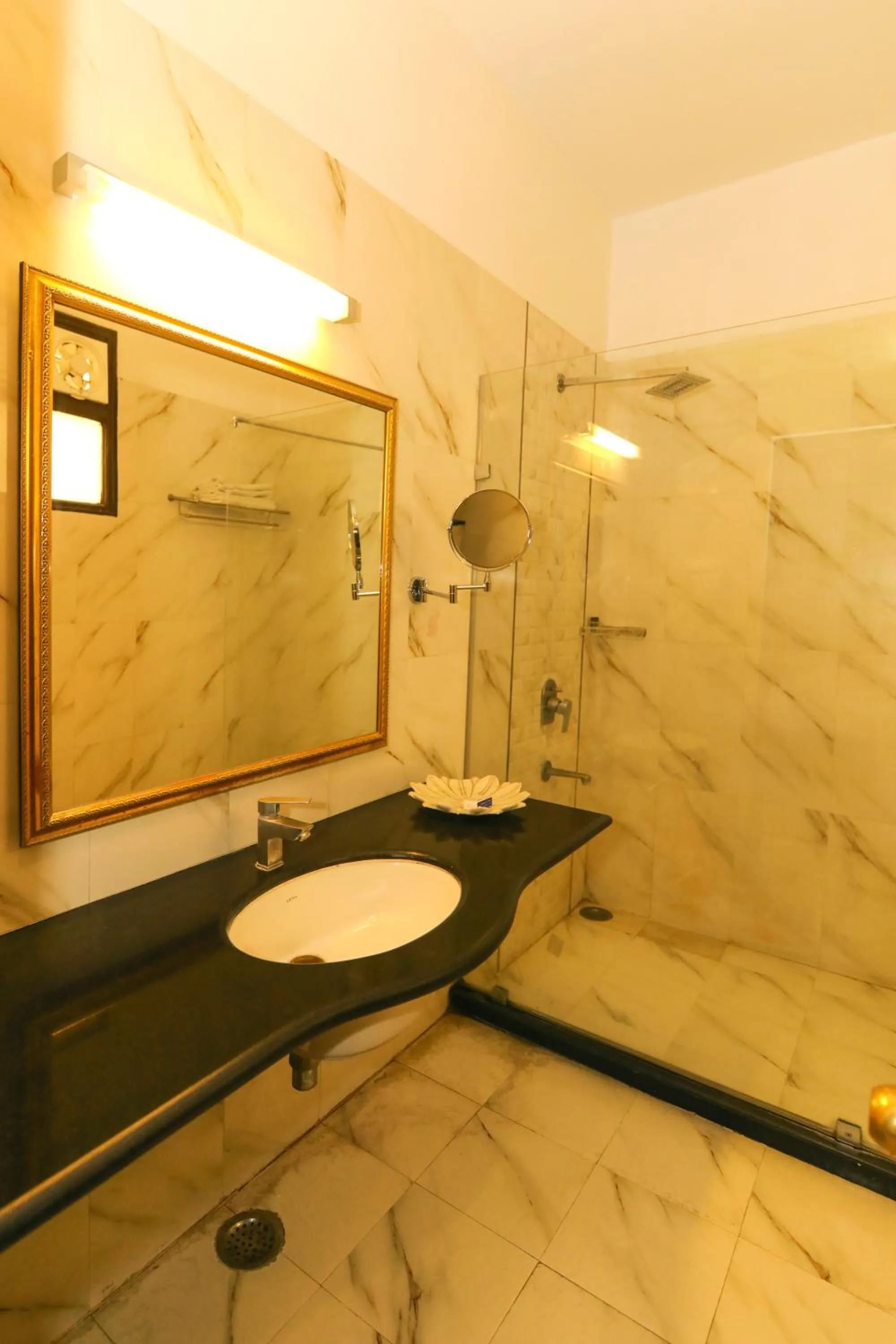 Bathroom in Hotel Boheda Palace - 1KM away from Lake Pichola