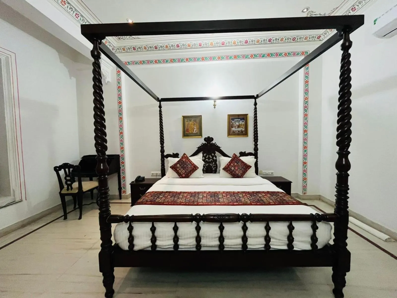 Bed in Hotel Boheda Palace - 1KM away from Lake Pichola