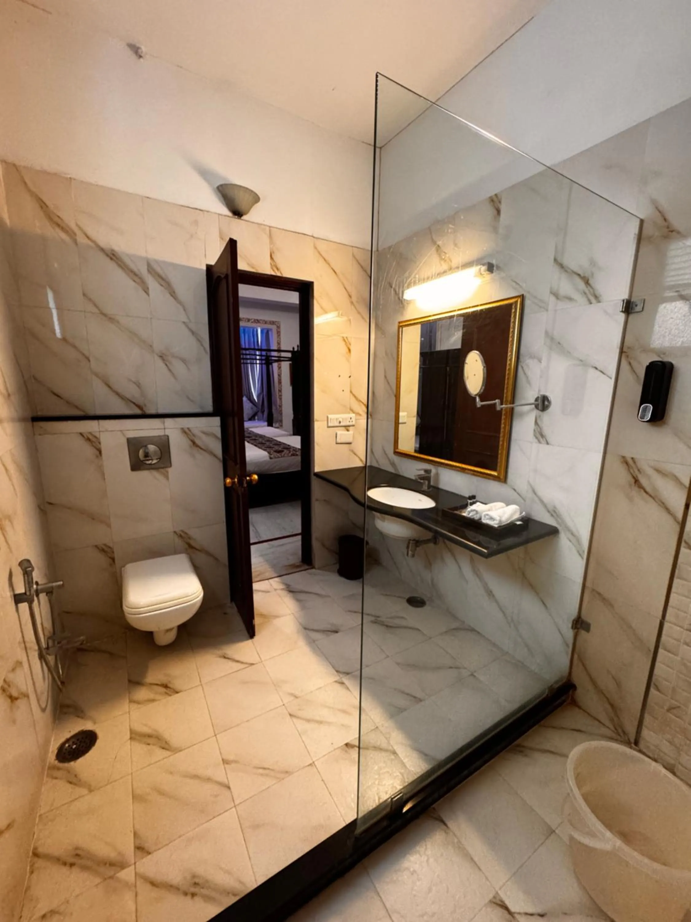 Bathroom in Hotel Boheda Palace - 1KM away from Lake Pichola