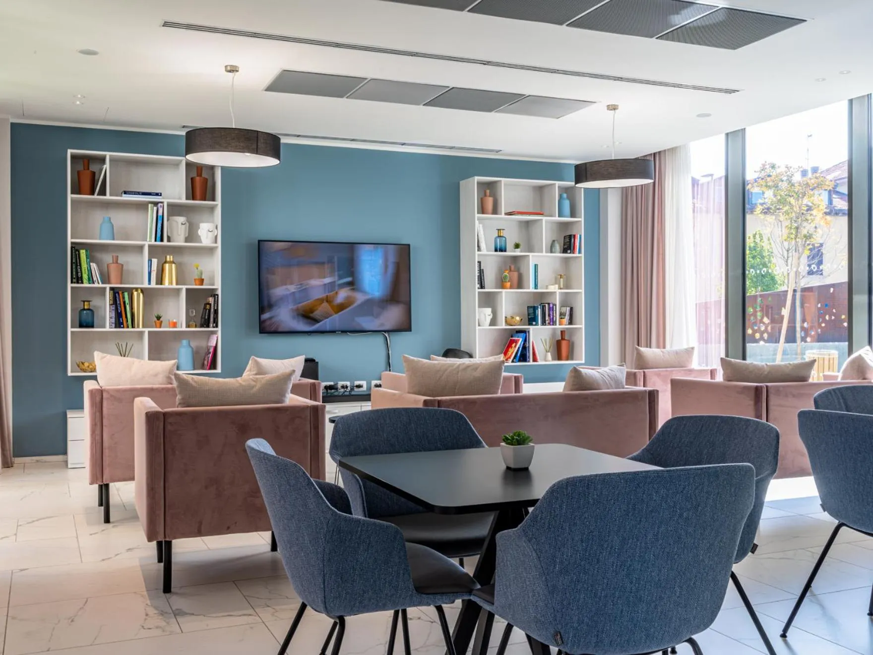 Communal lounge/ TV room in Domitys Quarto Verde