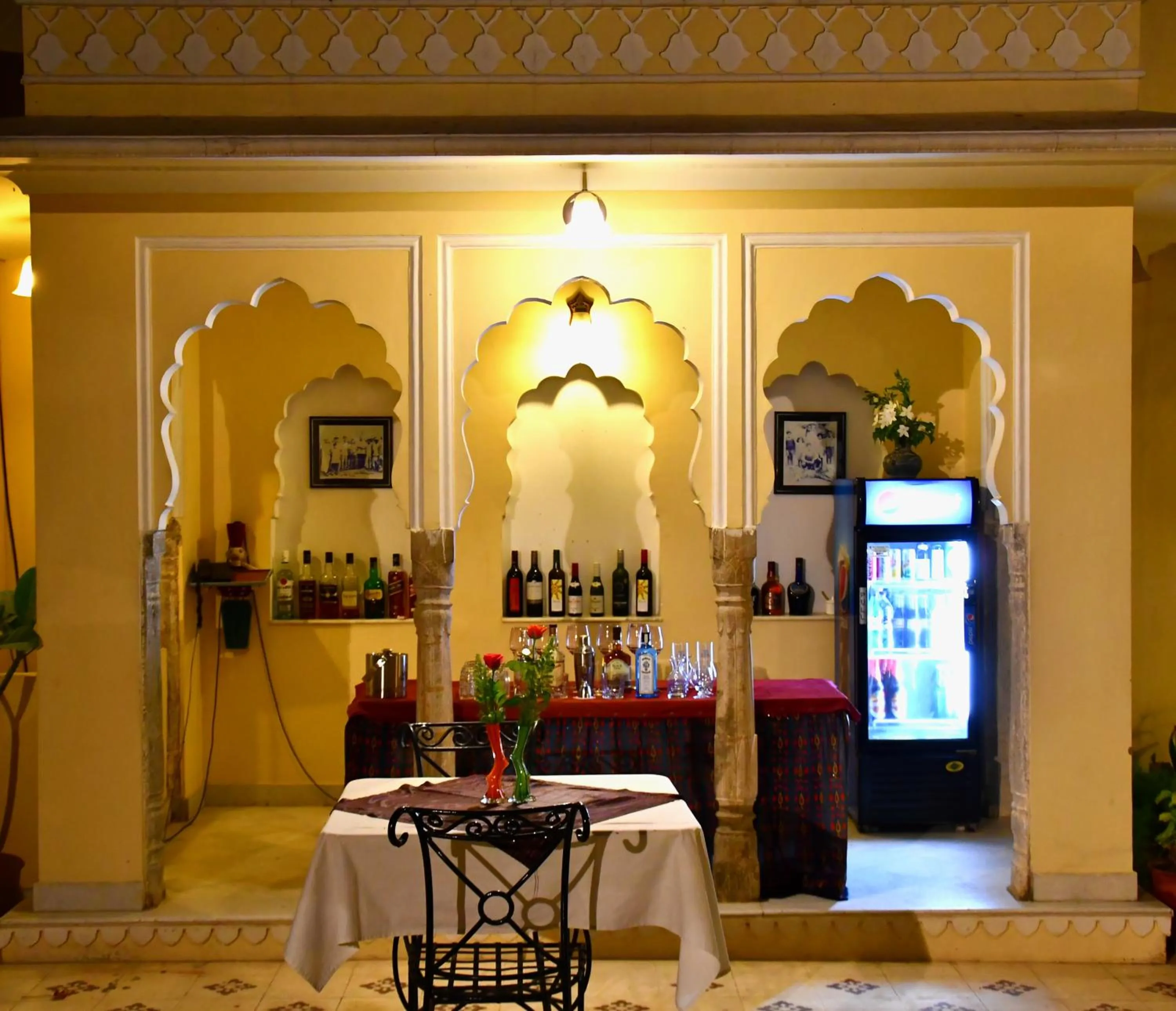 Lounge or bar in Khandela Haveli - a Boutique Heritage Hotel