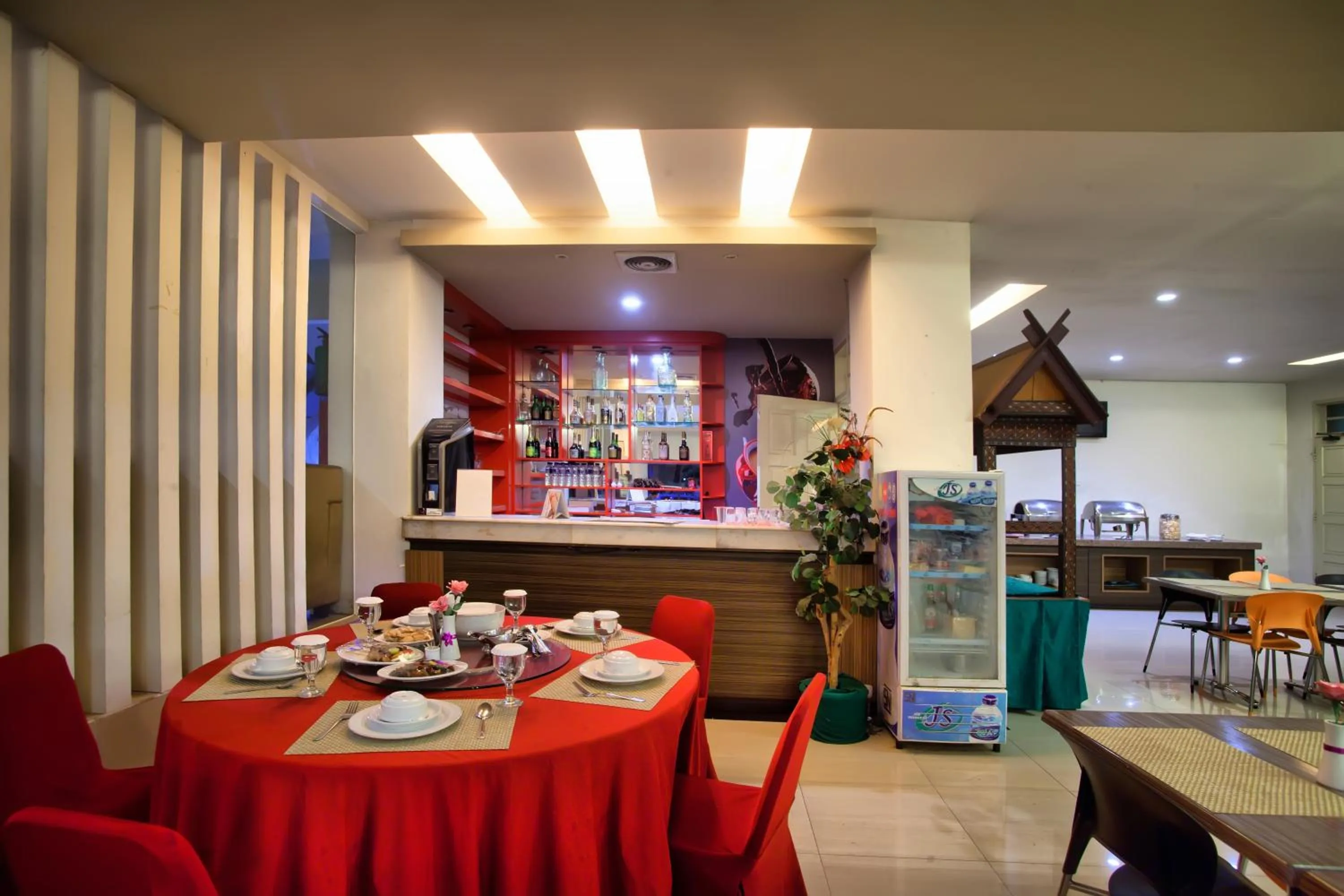 Restaurant/places to eat in HOTEL PRIMA
