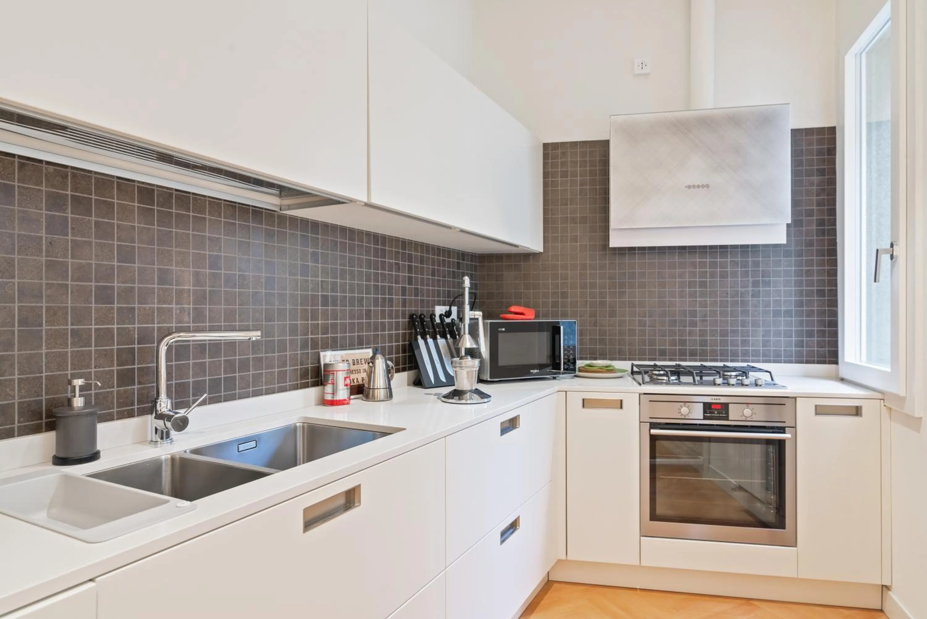 Kitchen or kitchenette in GuestHost - San Fermo Luxury Apartment