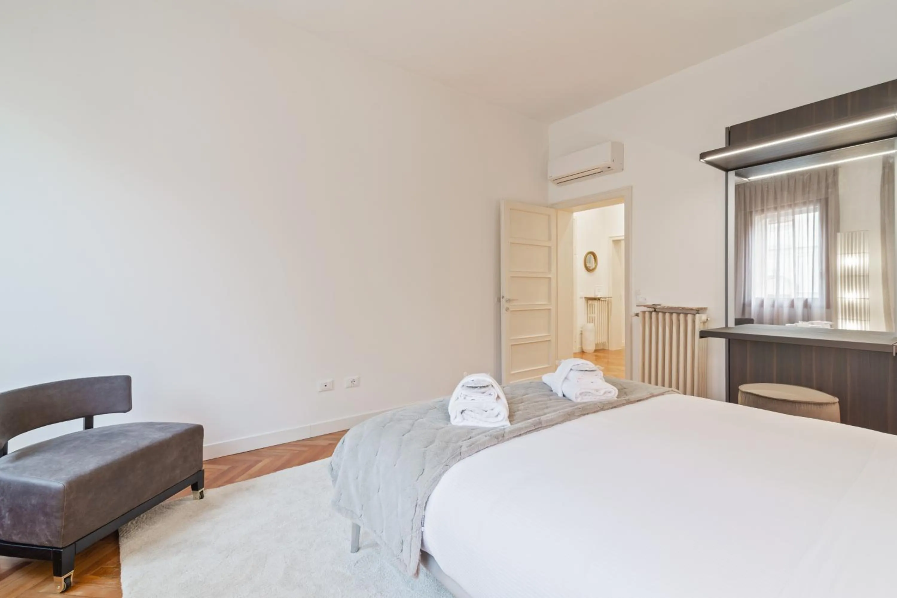 Bedroom, Bed in GuestHost - San Fermo Luxury Apartment