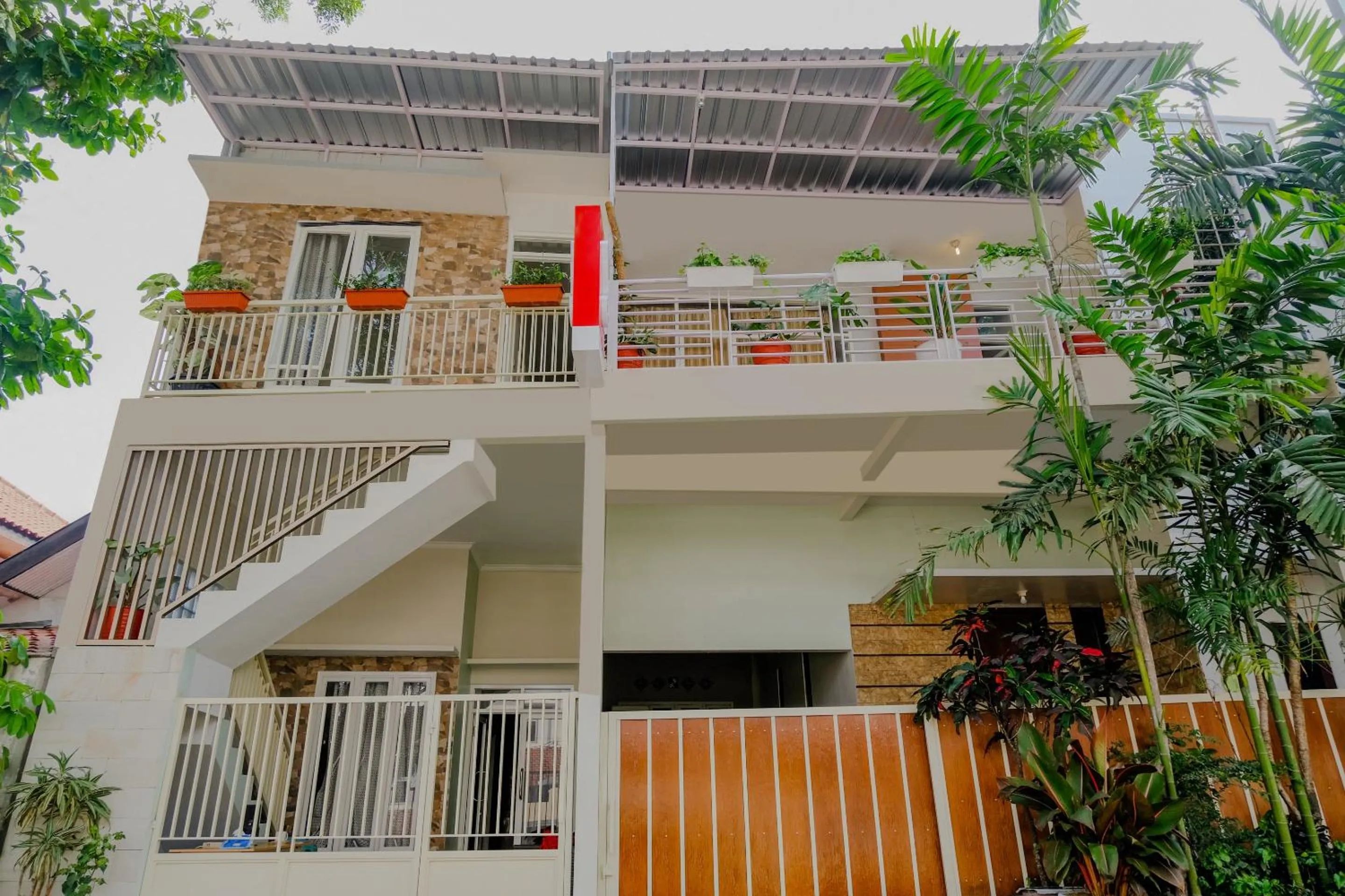 Facade/entrance in OYO 2376 Tiara Family Residence