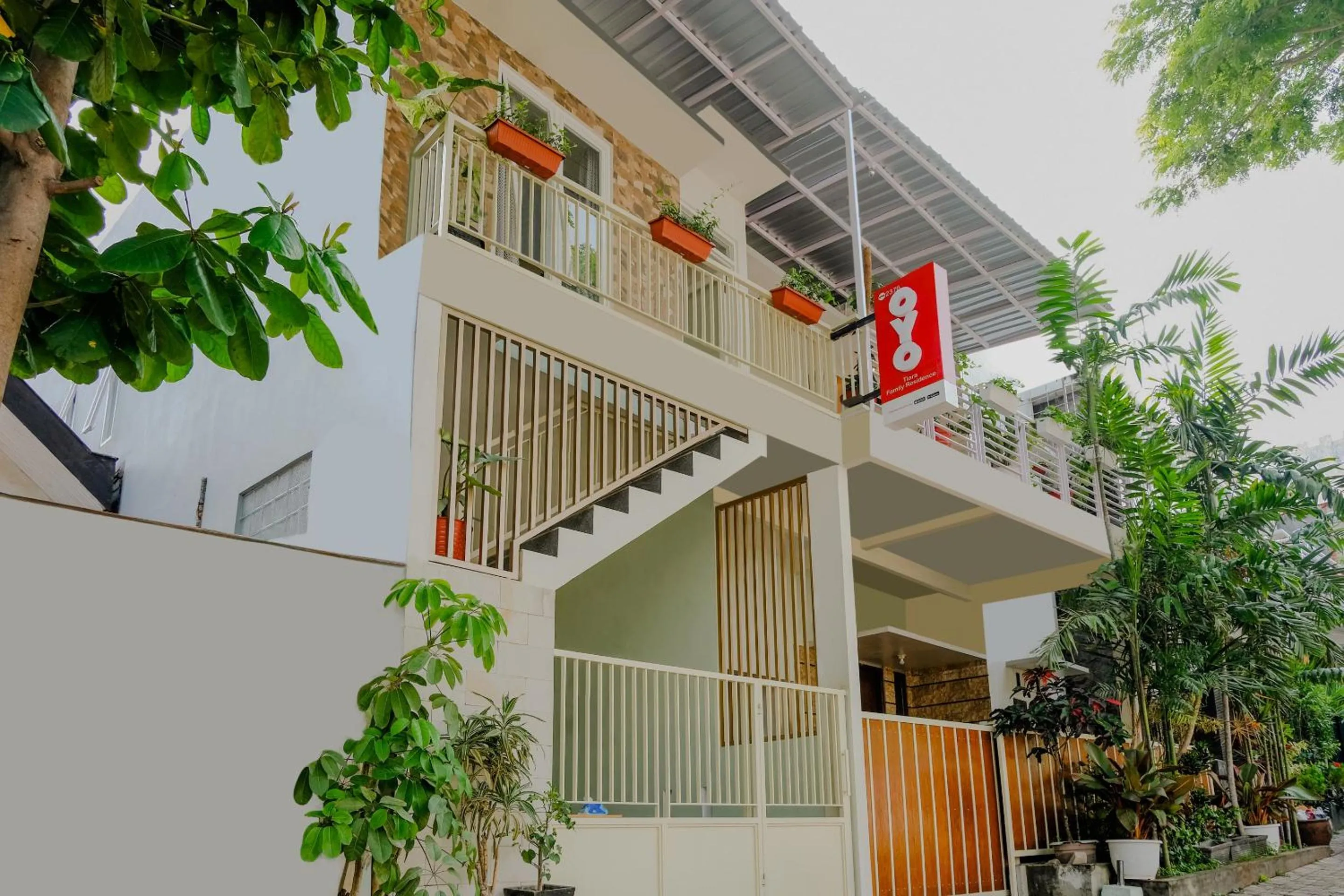 Facade/entrance in OYO 2376 Tiara Family Residence