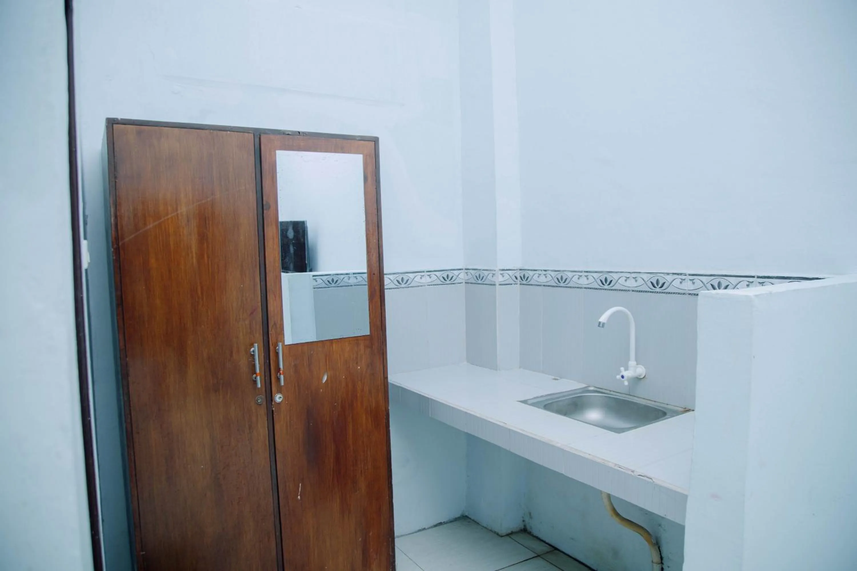 Bathroom in RedDoorz at Hening Homestay