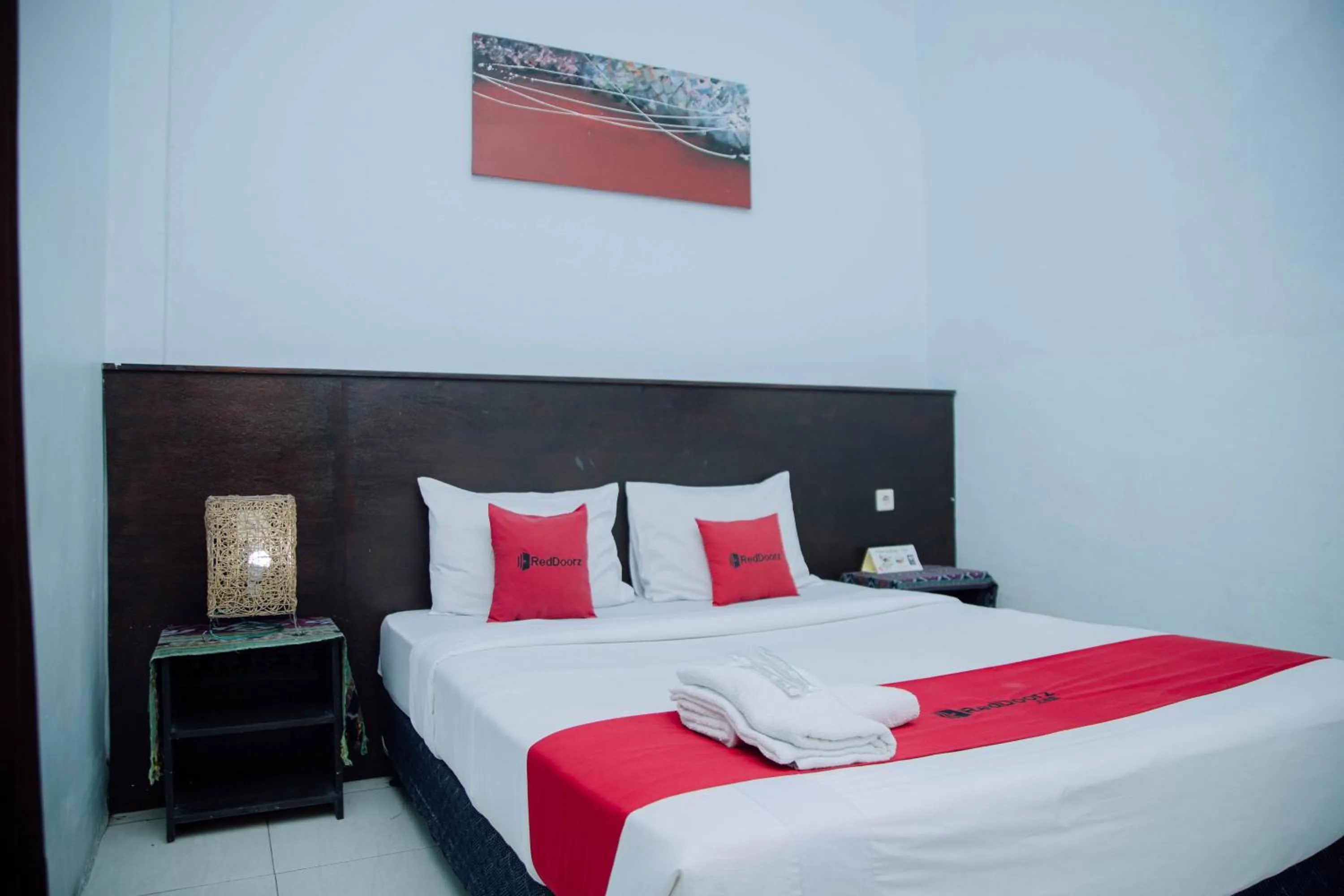 Bedroom, Bed in RedDoorz at Hening Homestay