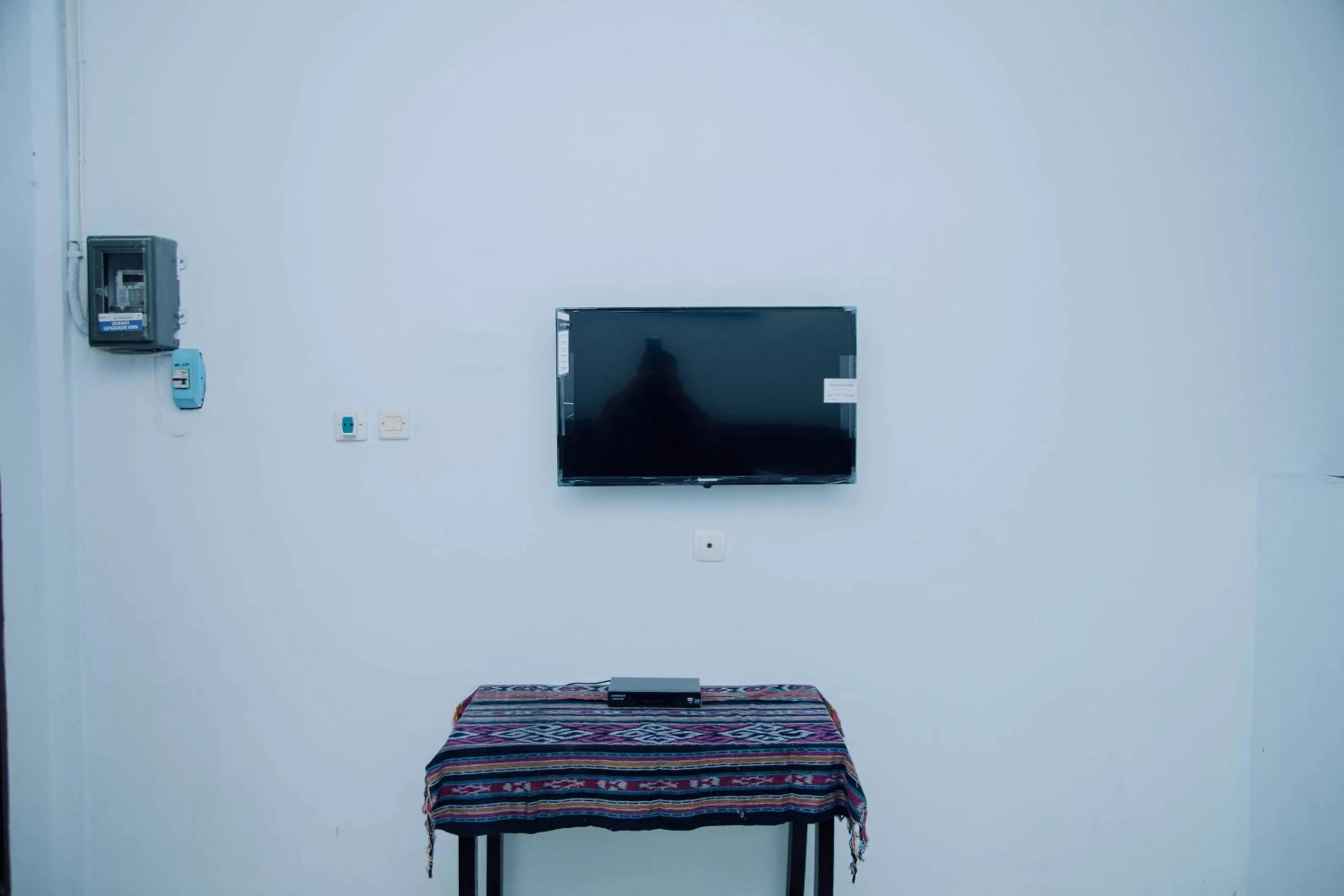 TV and multimedia in RedDoorz at Hening Homestay