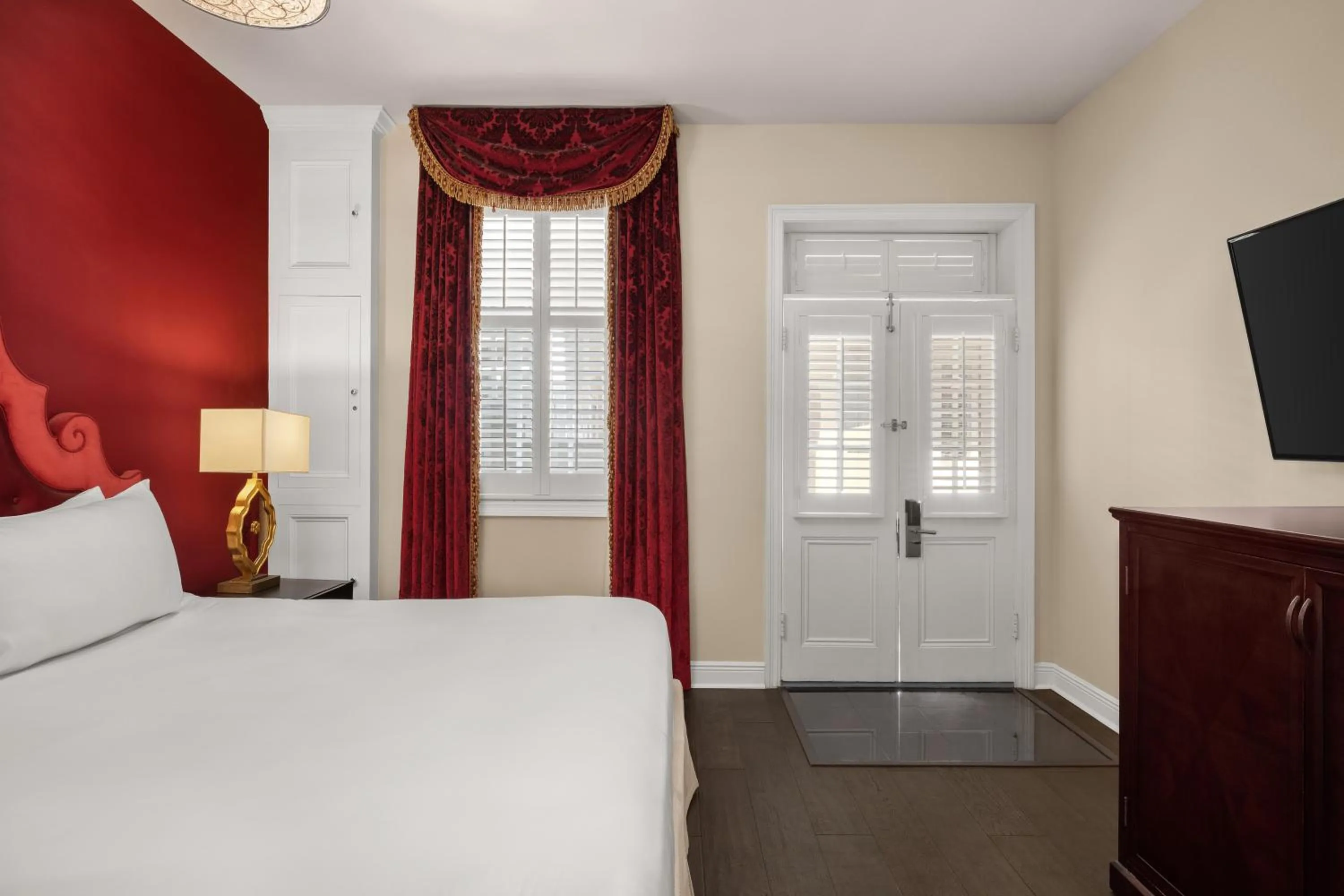 Photo of the whole room, Bed in Dauphine Orleans Hotel