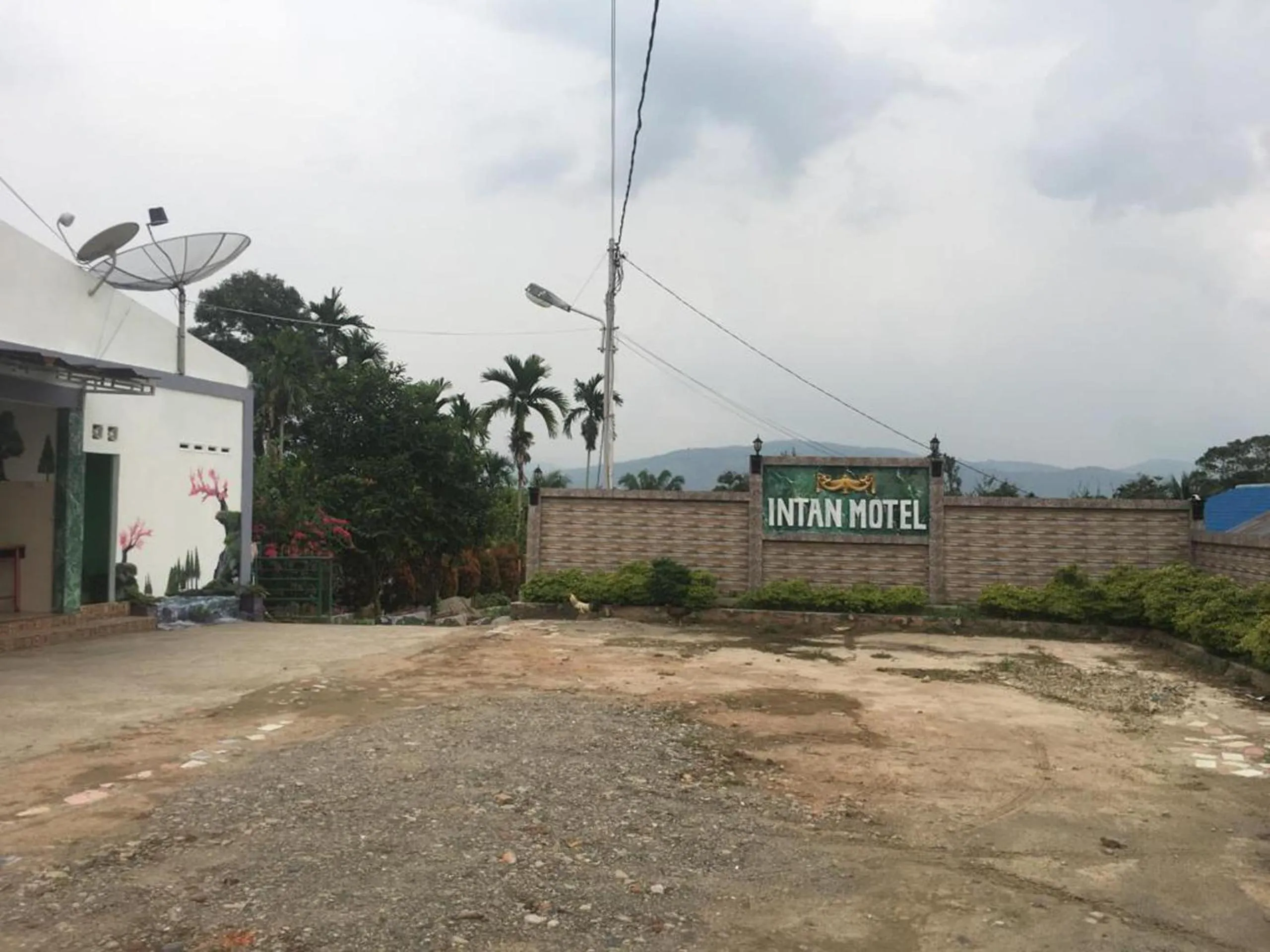 Facade/entrance in OYO 2410 Intan Hotel