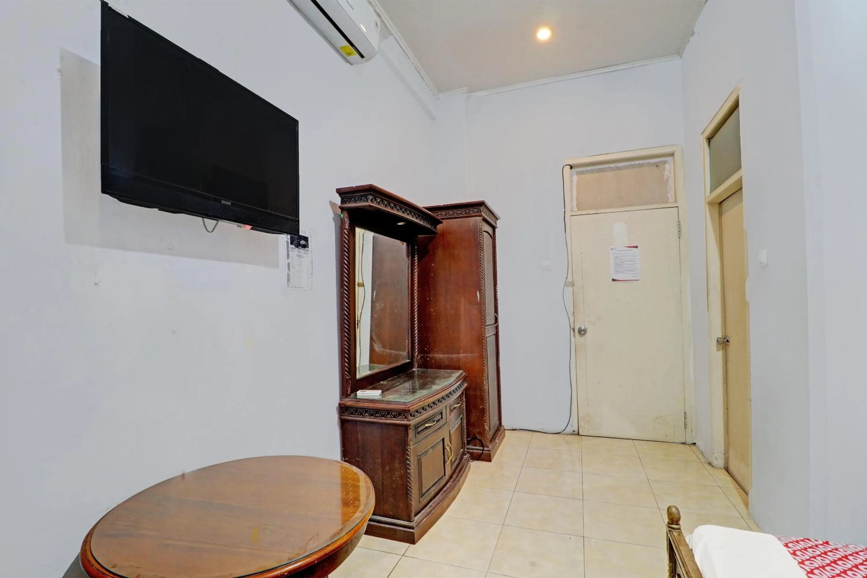 Bedroom in OYO 2452 Hotel Metro