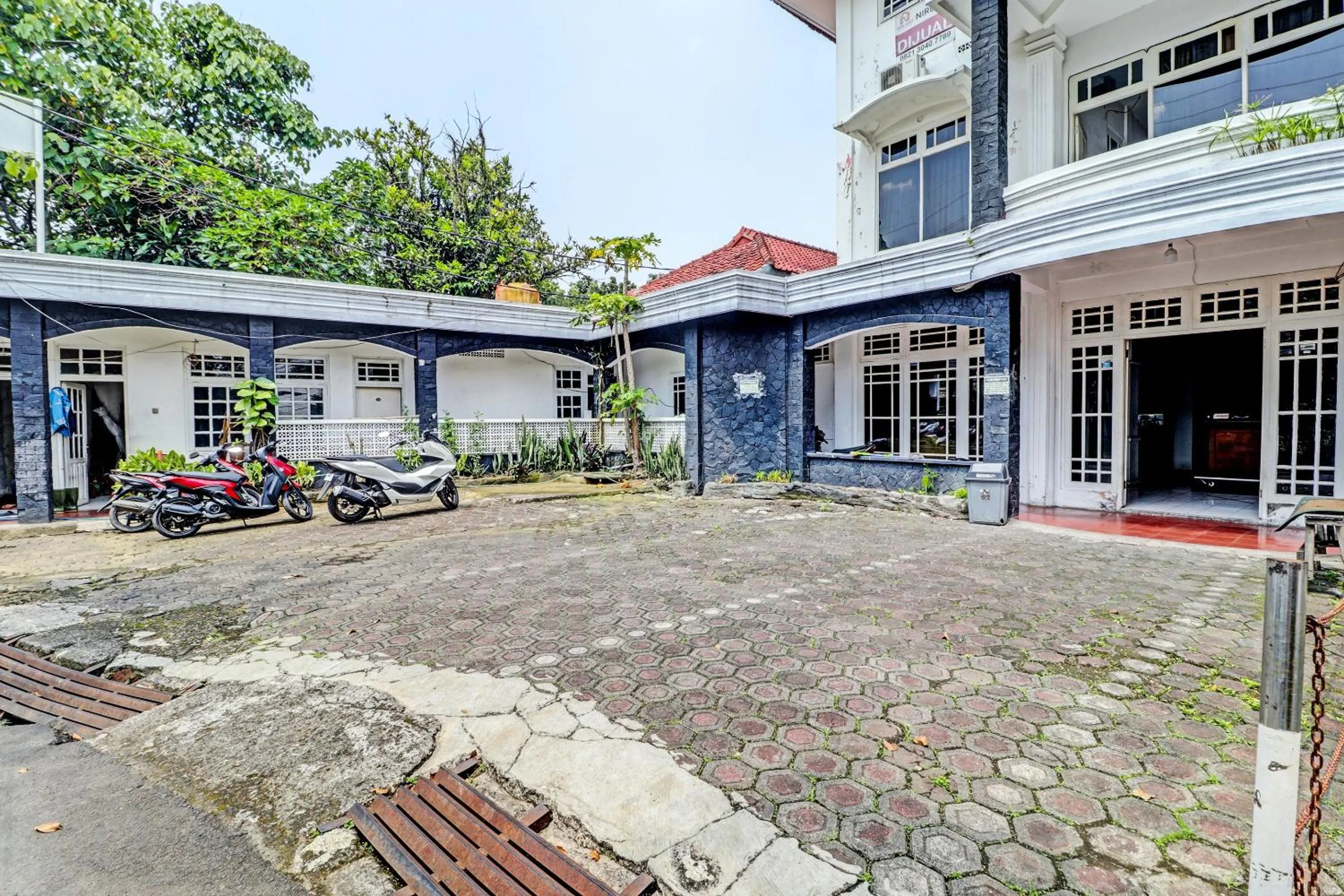 Facade/entrance in OYO 2452 Hotel Metro