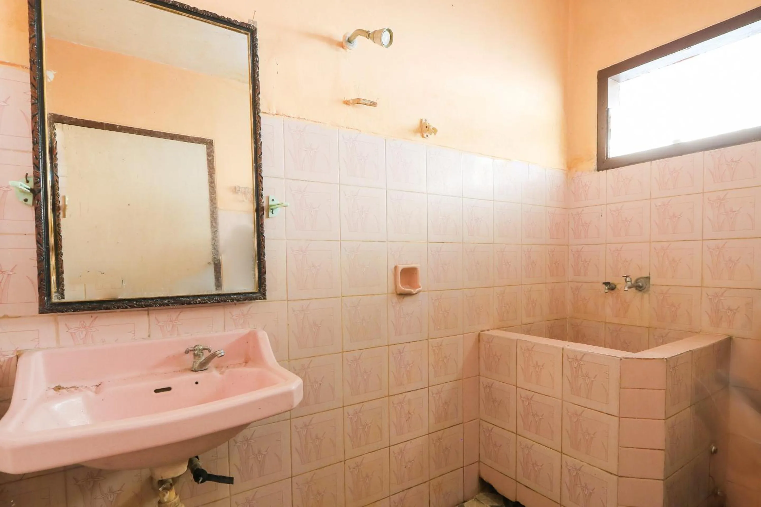 Bathroom in OYO 2465 Hotel Raung View