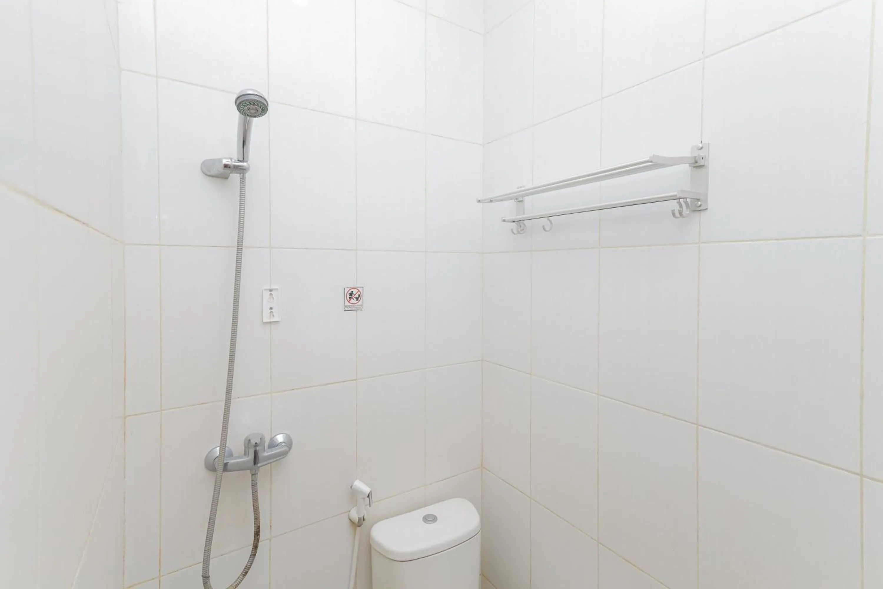 Bathroom in RedDoorz near BG Junction Surabaya