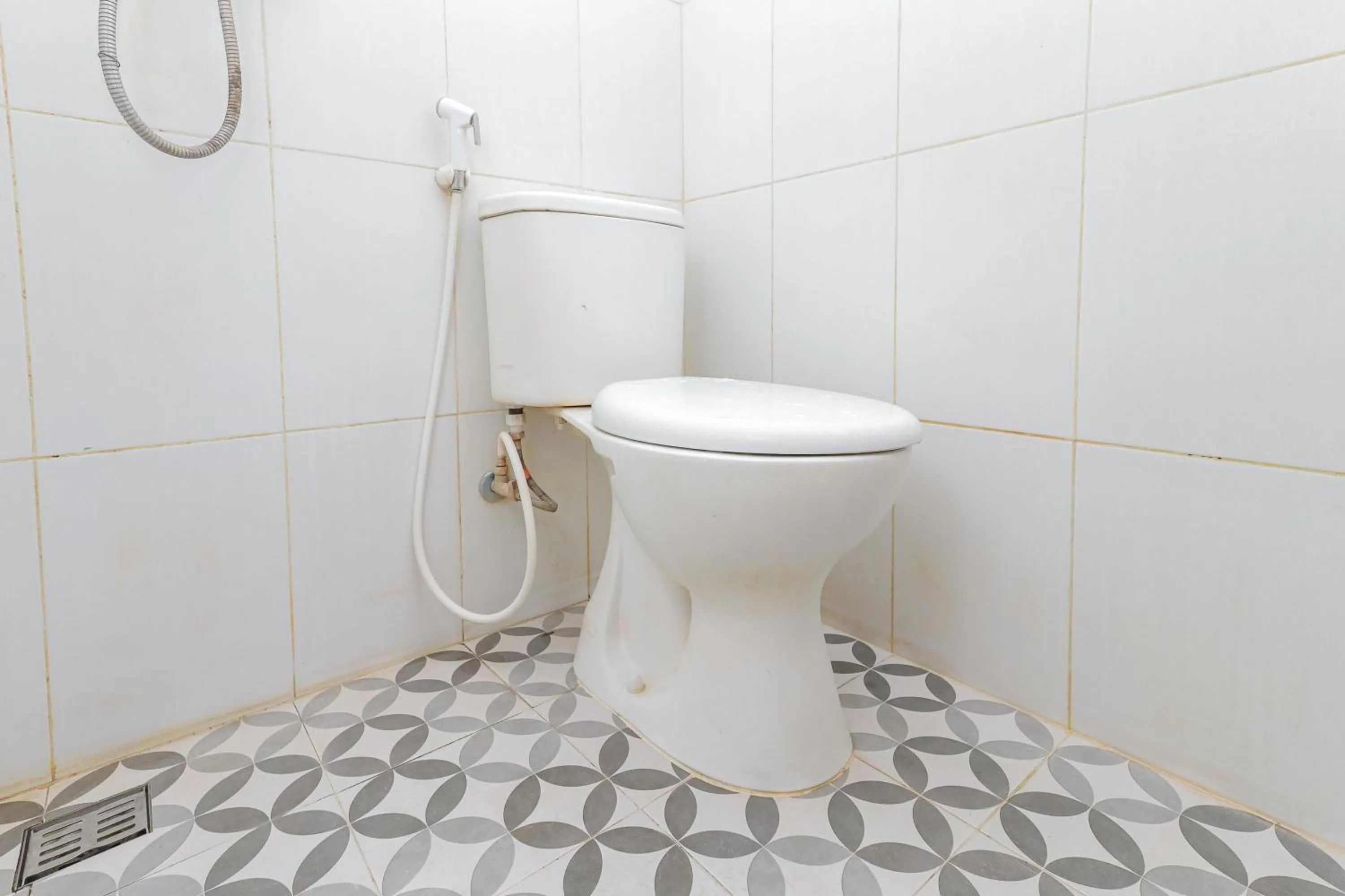 Bathroom in RedDoorz near BG Junction Surabaya