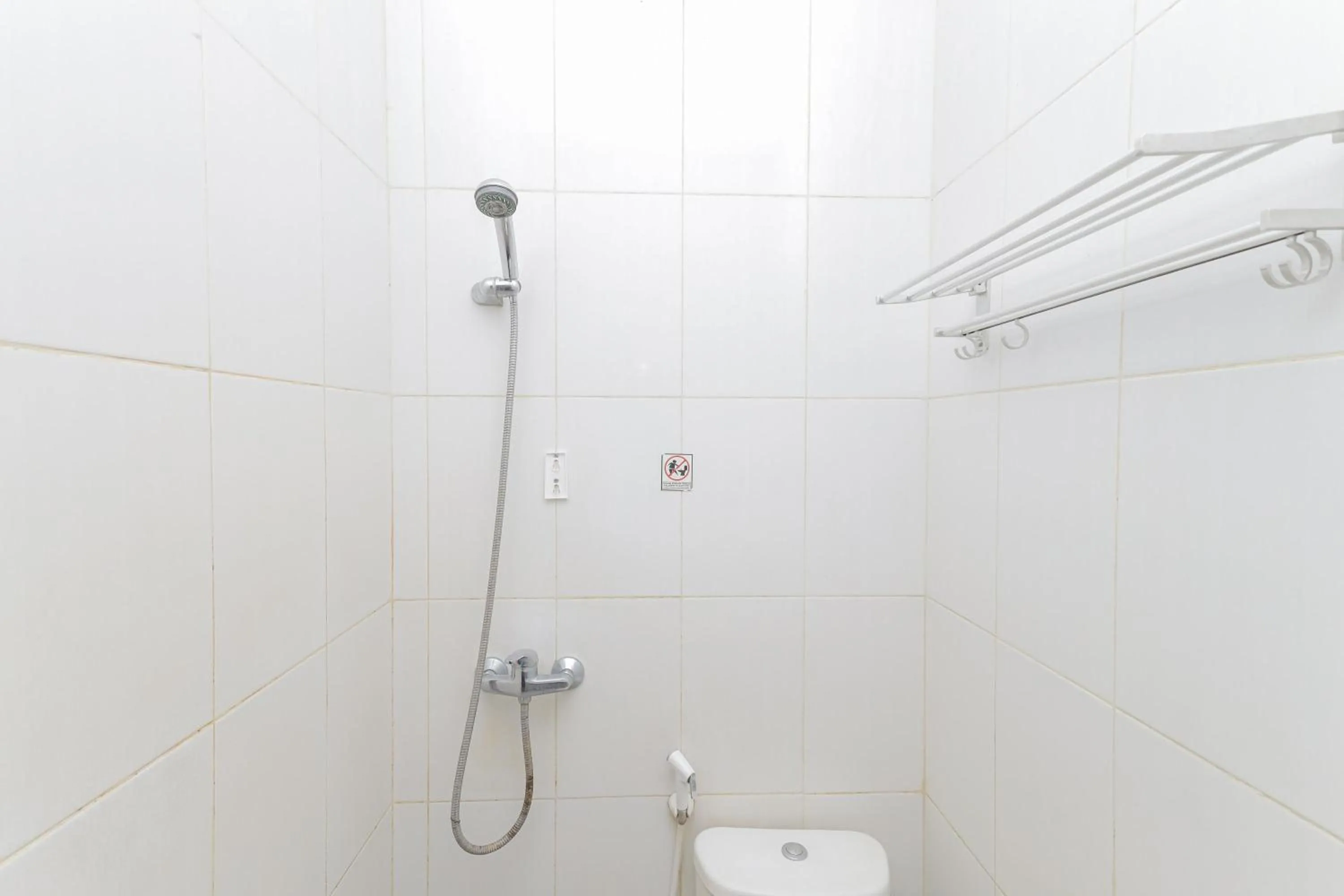 Bathroom in RedDoorz near BG Junction Surabaya