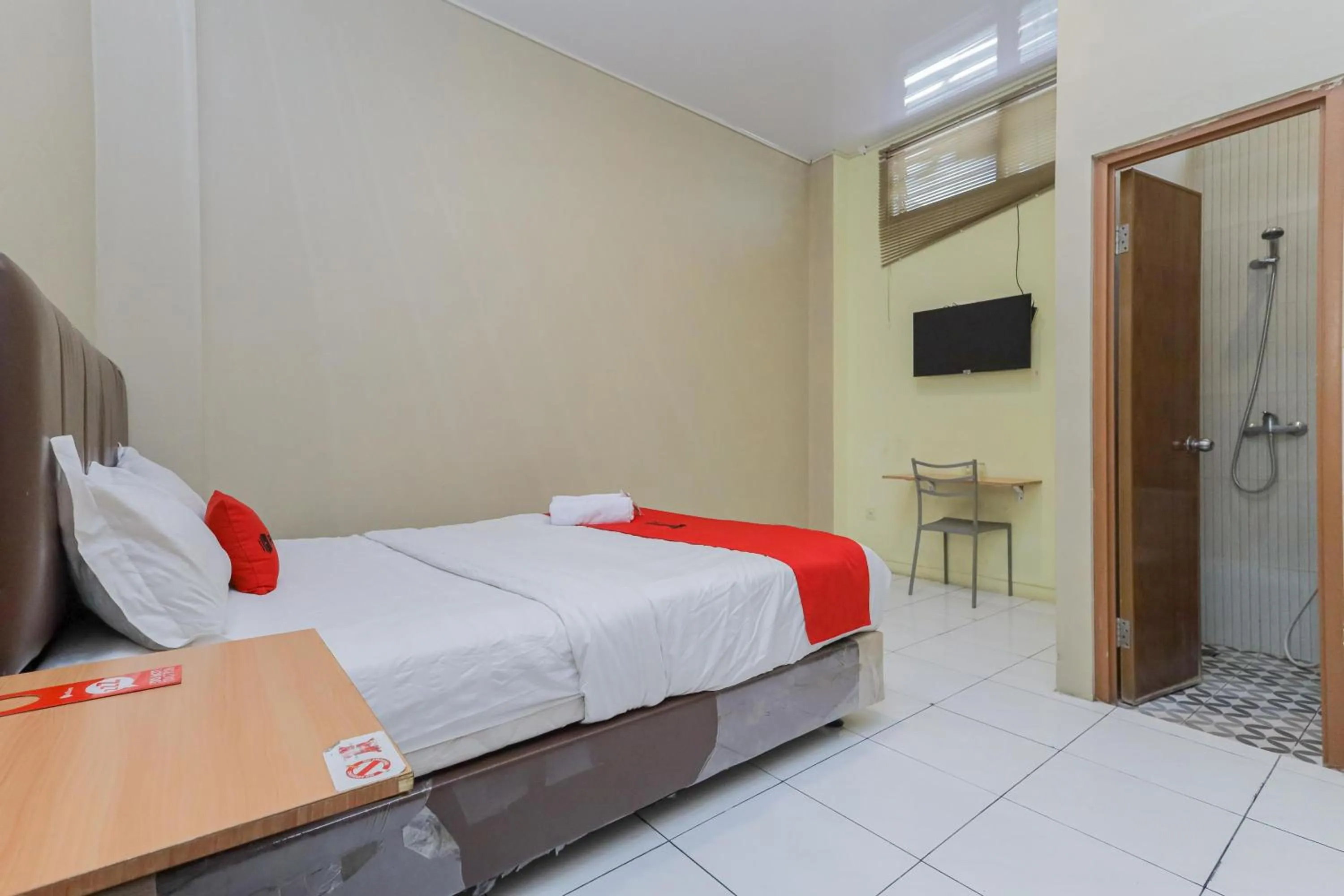 Bedroom, Bed in RedDoorz near BG Junction Surabaya
