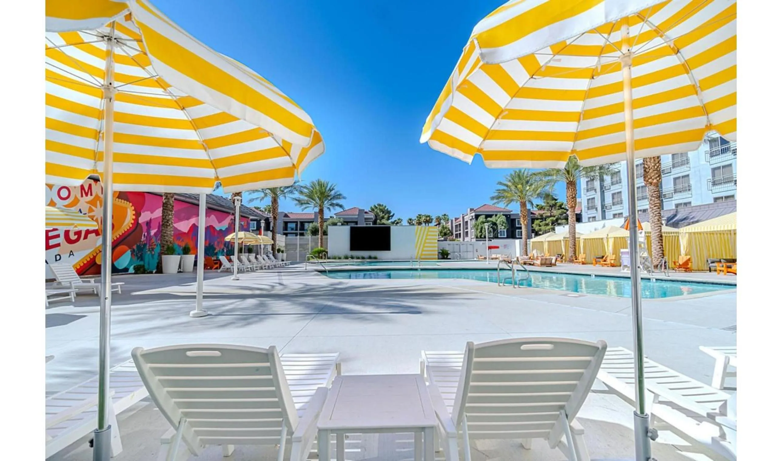 Swimming pool in OYO Hotel and Casino Las Vegas