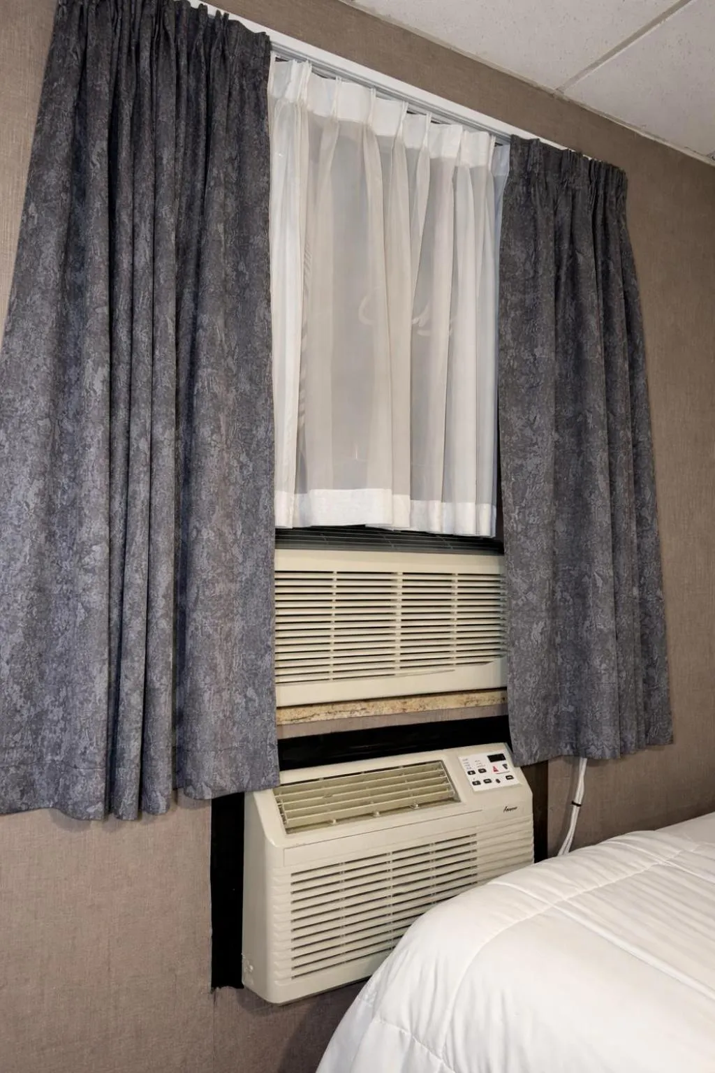 Bed in Cabana Hotel Yankee Stadium