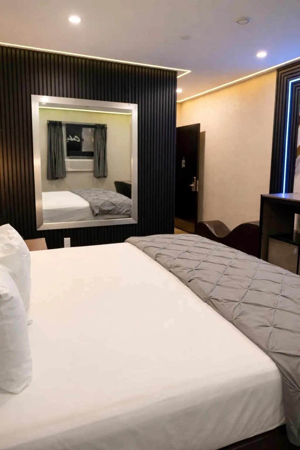 Bed in Cabana Hotel Yankee Stadium