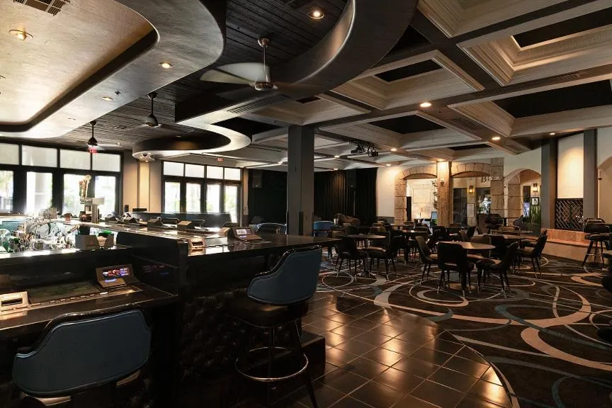Lounge or bar in Tuscany Suites & Casino