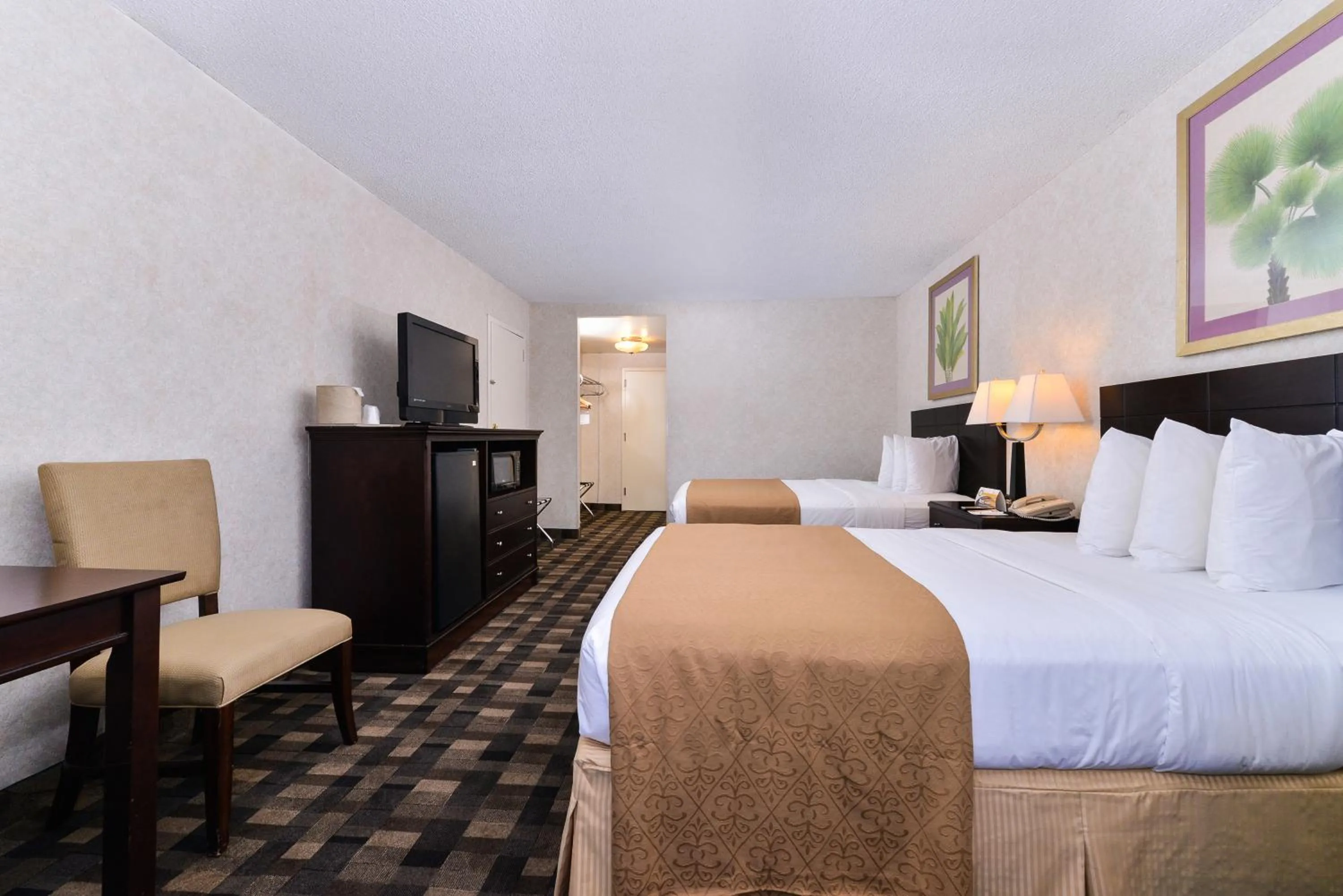 Bed in Quality Inn & Suites Montebello - Los Angeles